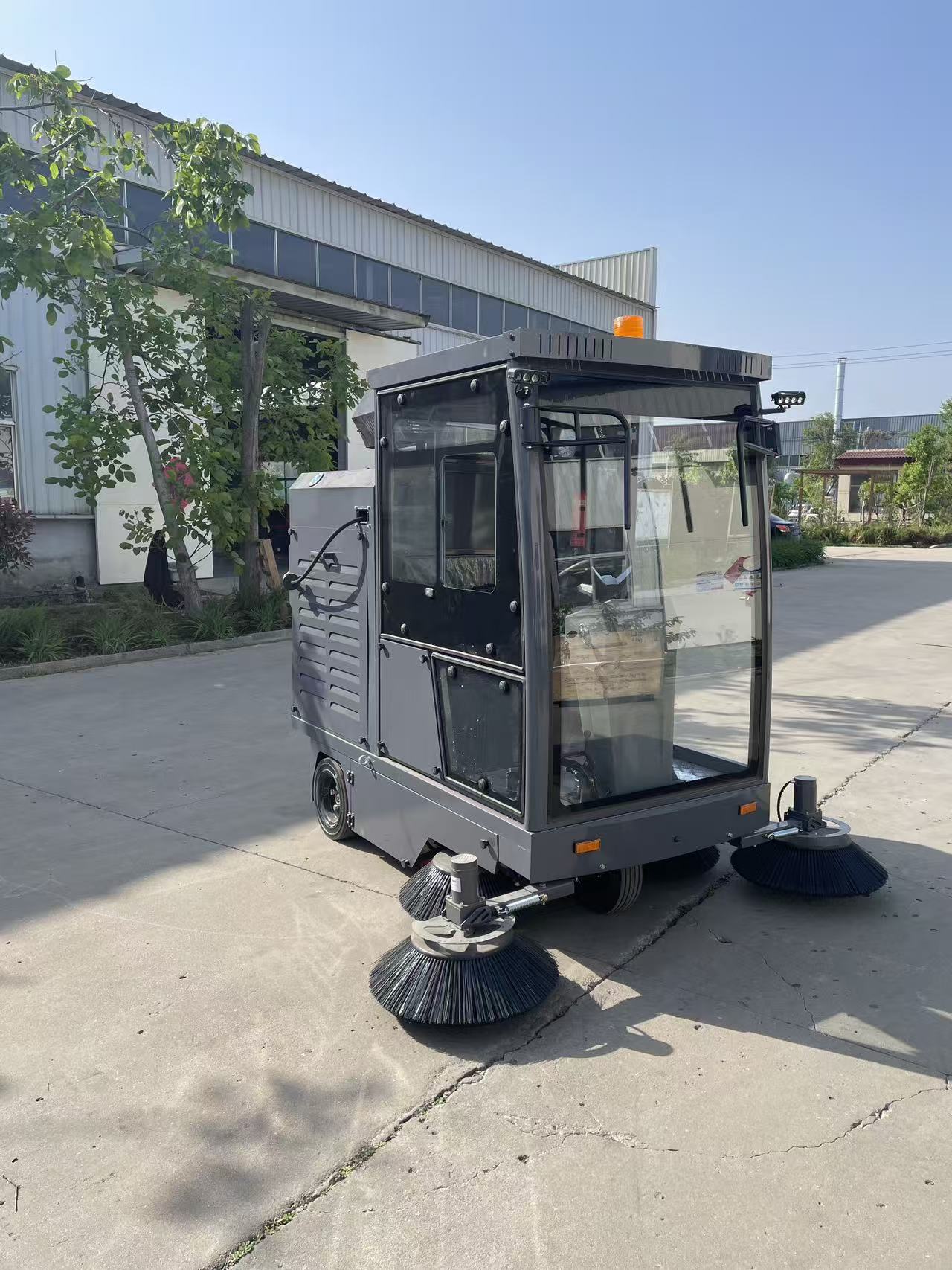 YJ-2000 Fully Enclosed Ride-on Floor Sweeper Lithium Battery Industrial Road Cleaning Vehicle