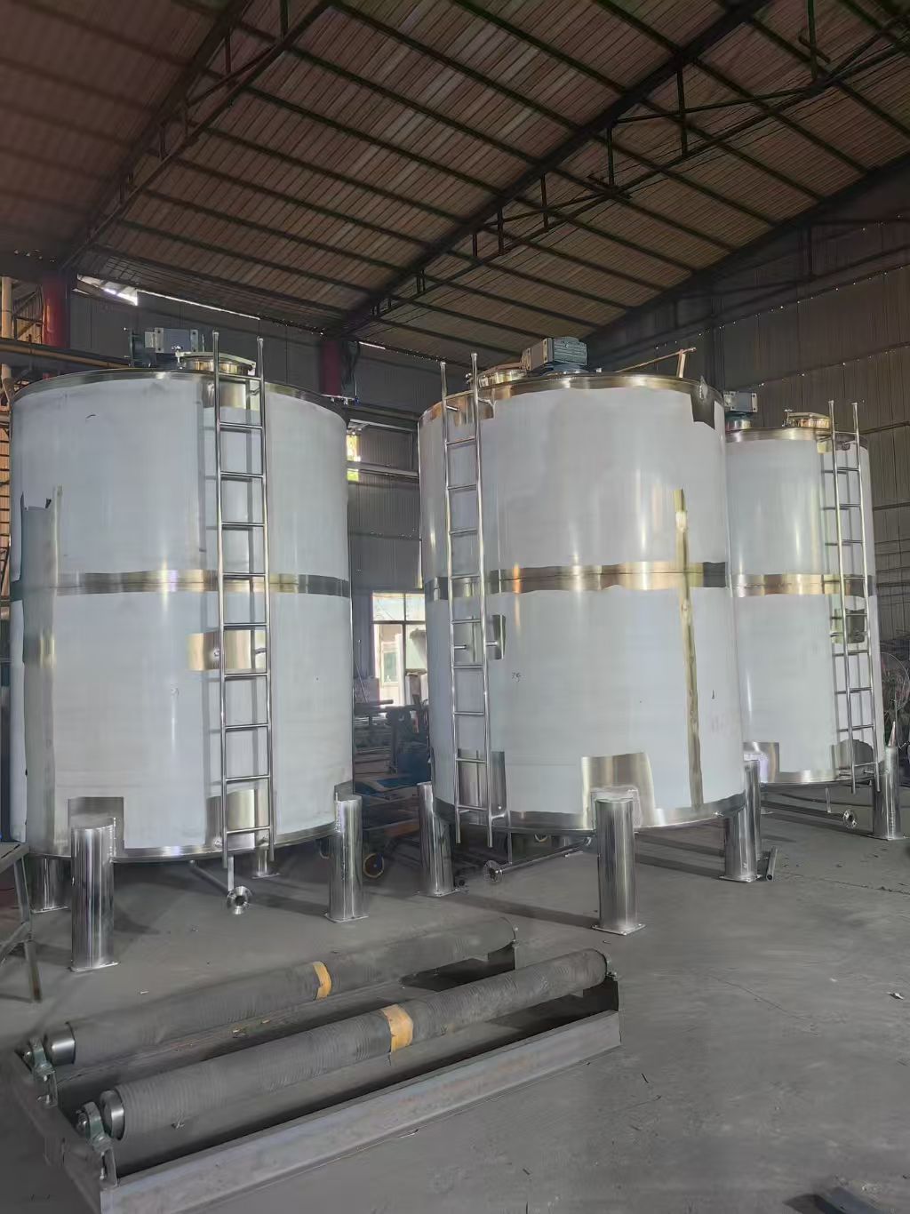 5000L 304 Stainless Steel Storage Tank Vertical Double Cone Mixing Tank For Food Beverage