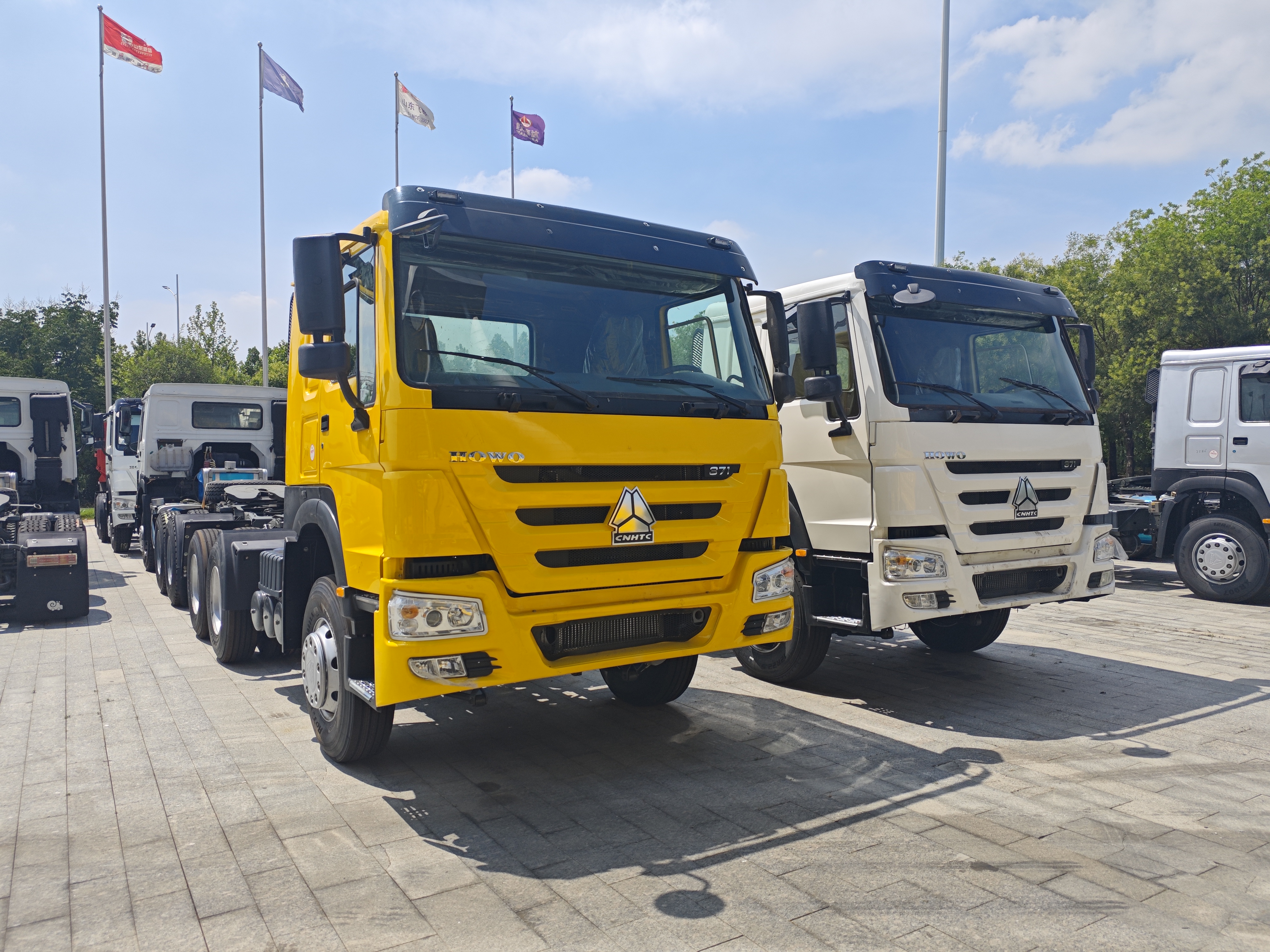 Used SINOTRUK HOWO 6×4 Tractor Head, 6-cylinder Diesel Engine, 10-speed Manual Gearbox