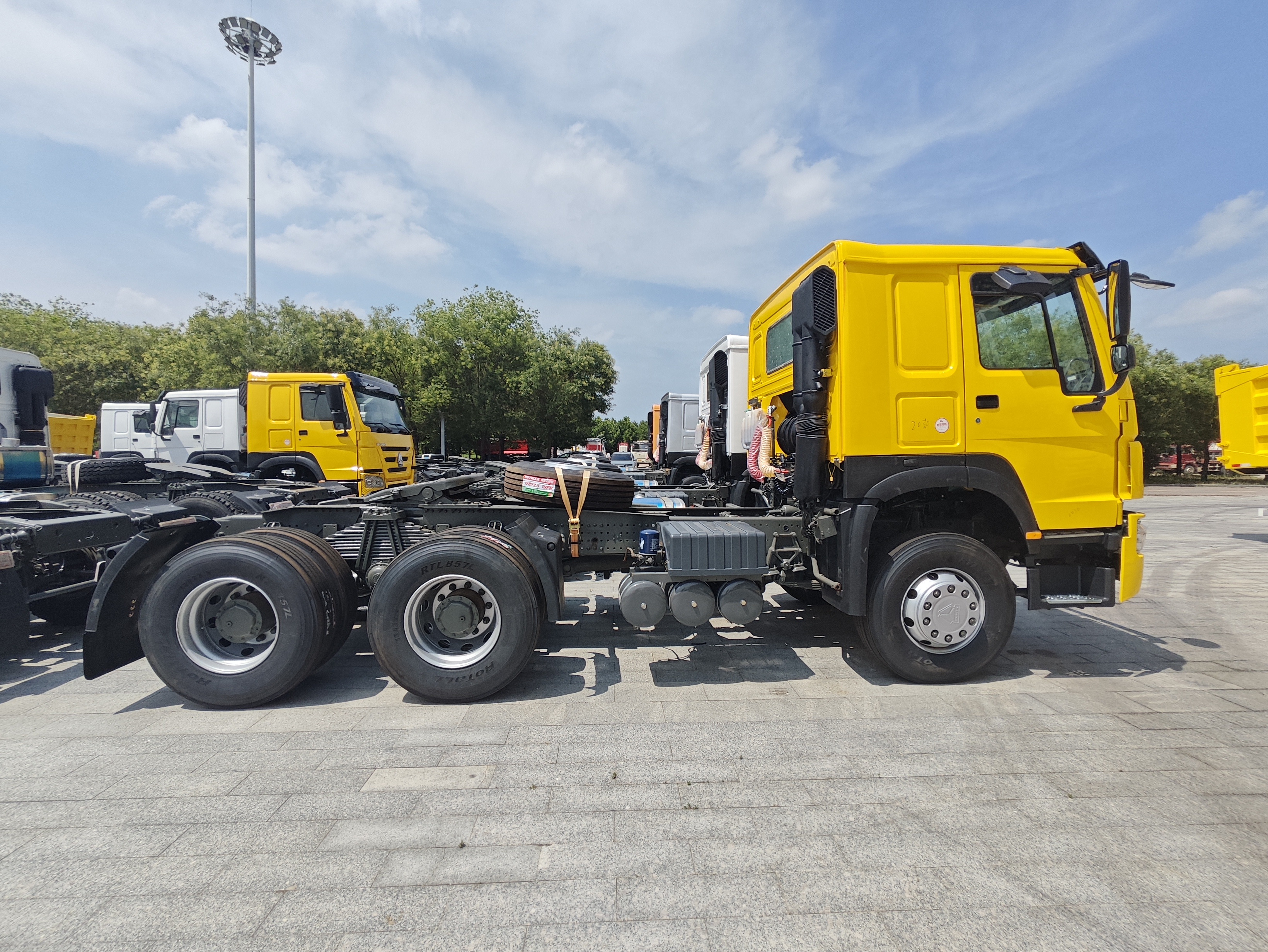 Used SINOTRUK HOWO 6×4 Tractor Head, 6-cylinder Diesel Engine, 10-speed Manual Gearbox