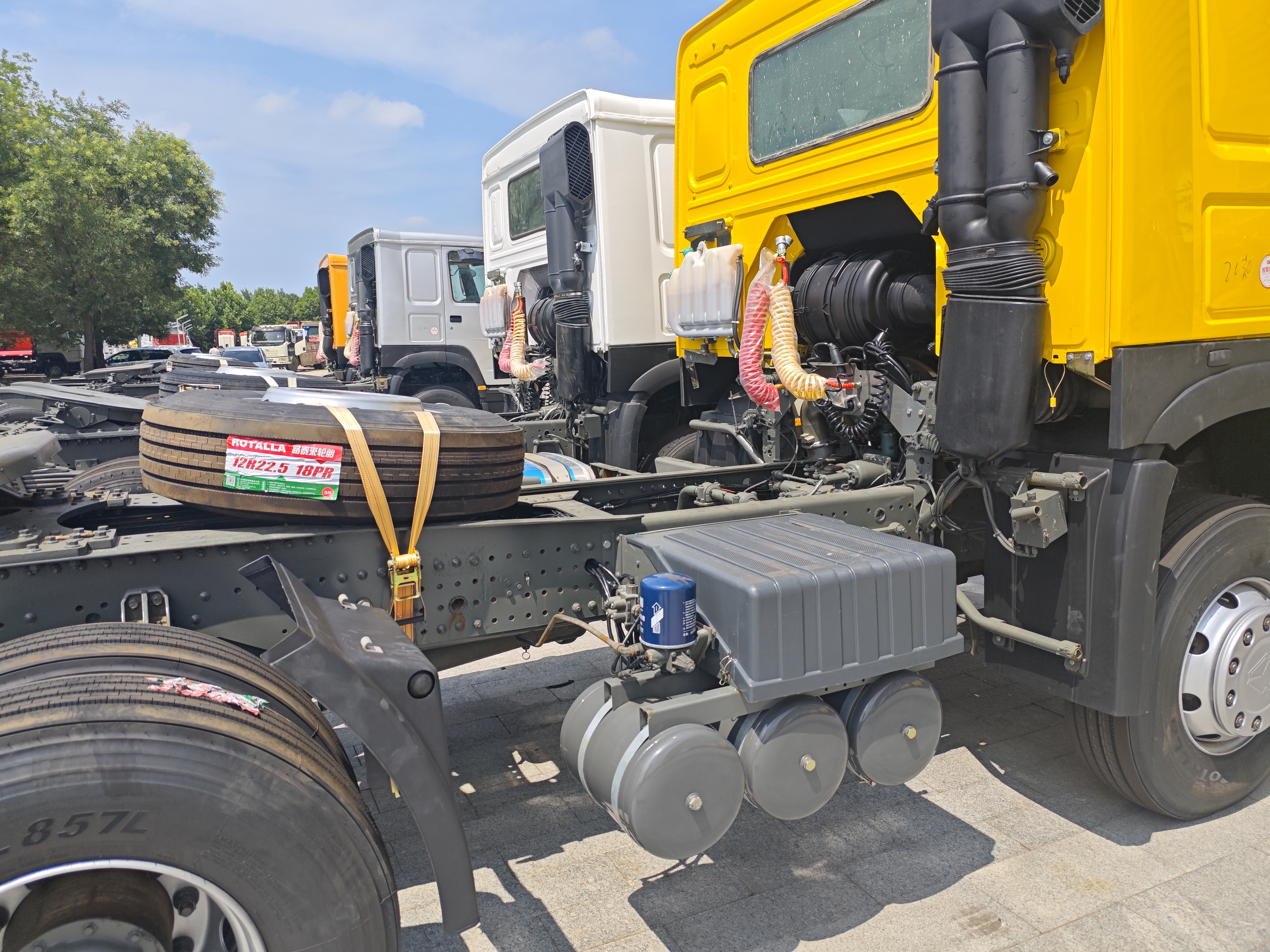 Used SINOTRUK HOWO 6×4 Tractor Head, 6-cylinder Diesel Engine, 10-speed Manual Gearbox
