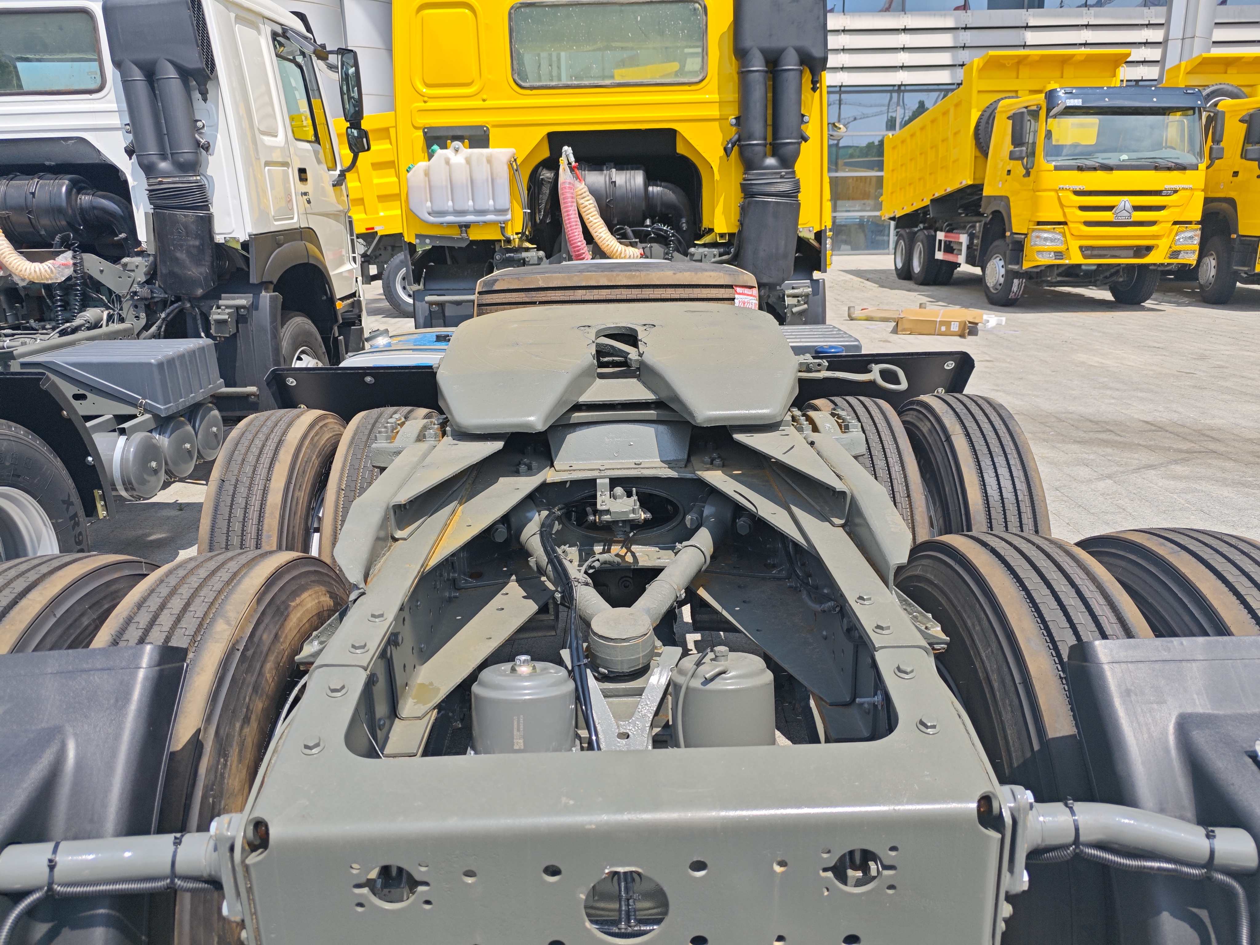 Used SINOTRUK HOWO 6×4 Tractor Head, 6-cylinder Diesel Engine, 10-speed Manual Gearbox