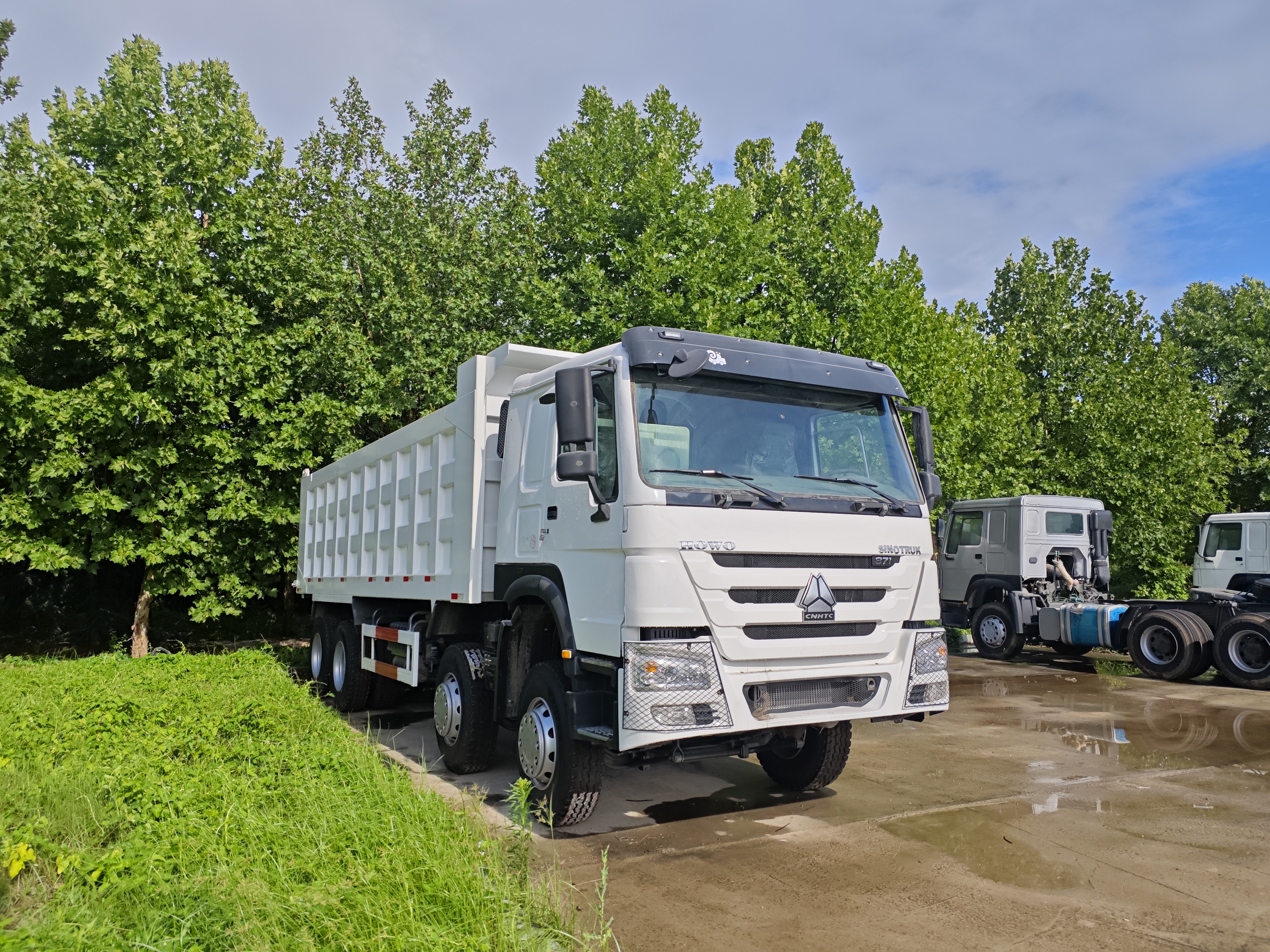 Used HOWO 8×4 4-axle Tipper Dump Truck, 336/371/375/420HP Mining Dumper With 31-40T Load Capacity