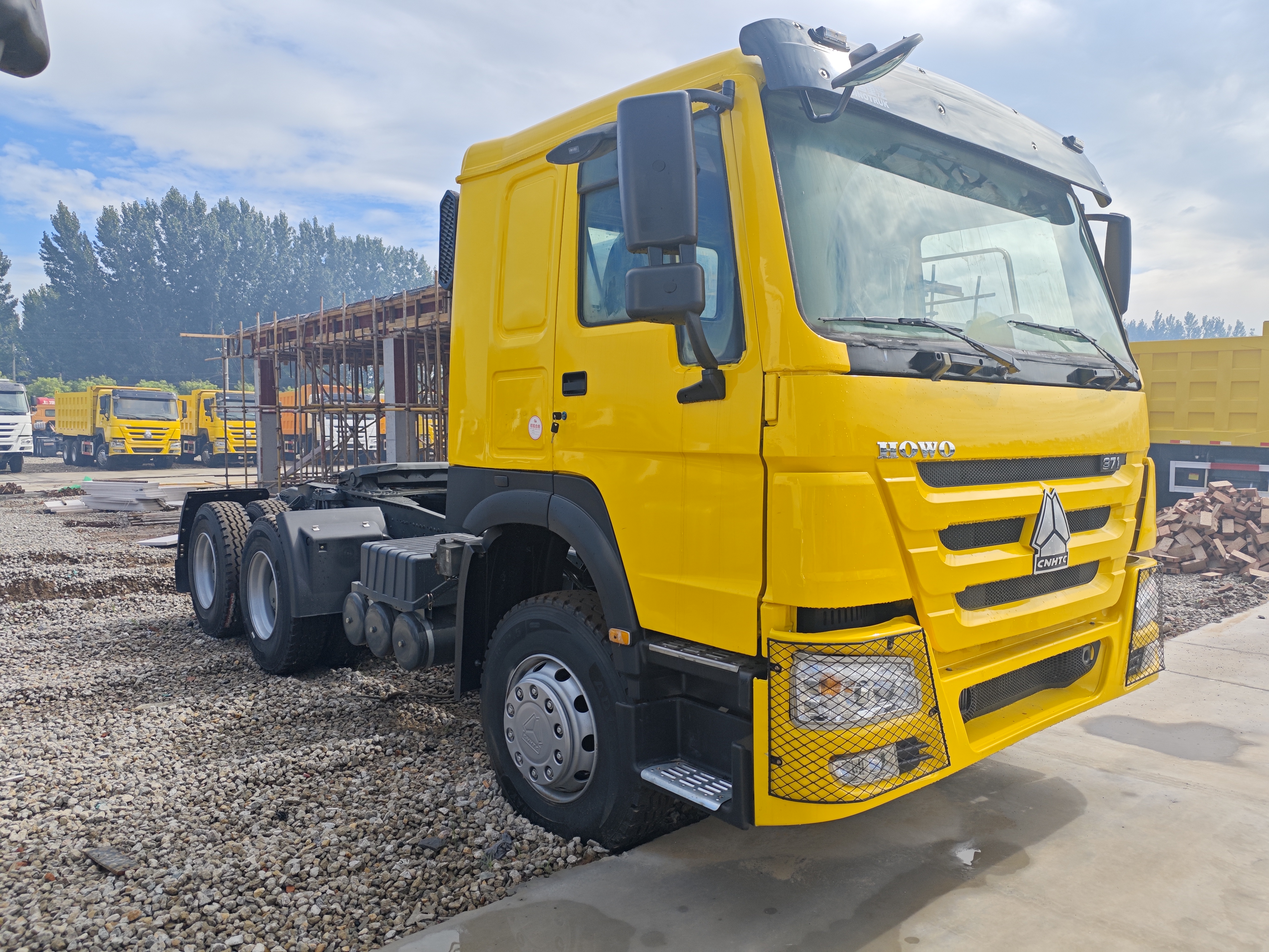 Used SINOTRUK HOWO 6×4 Tractor Head, 6-cylinder Diesel Engine, 10-speed Manual Gearbox