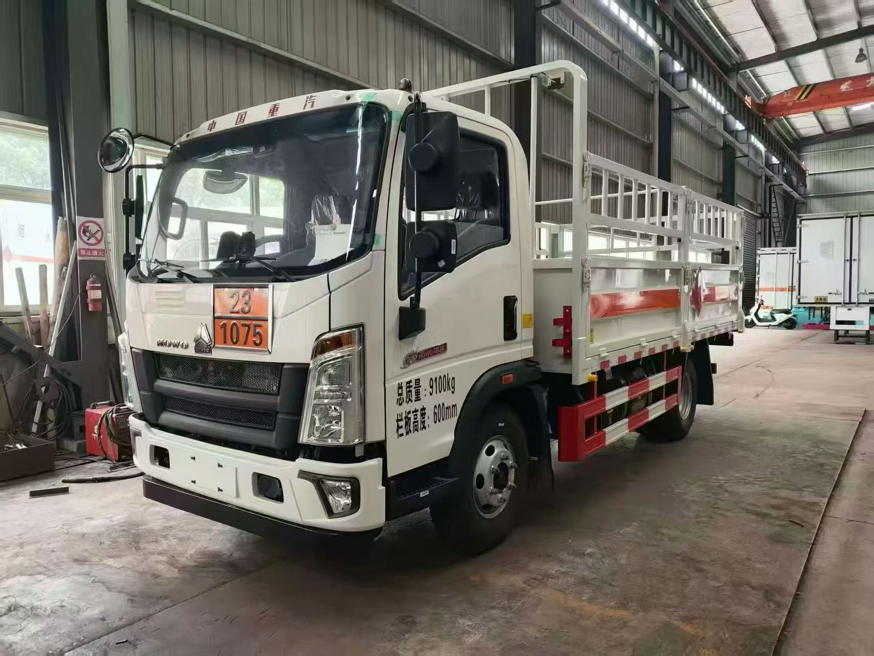 Used Sinotruk Howo Light Rack Gas Cylinder Dangerous Goods Truck 9Ton Flammable Gas Transport Vehicle Price 100000-150000