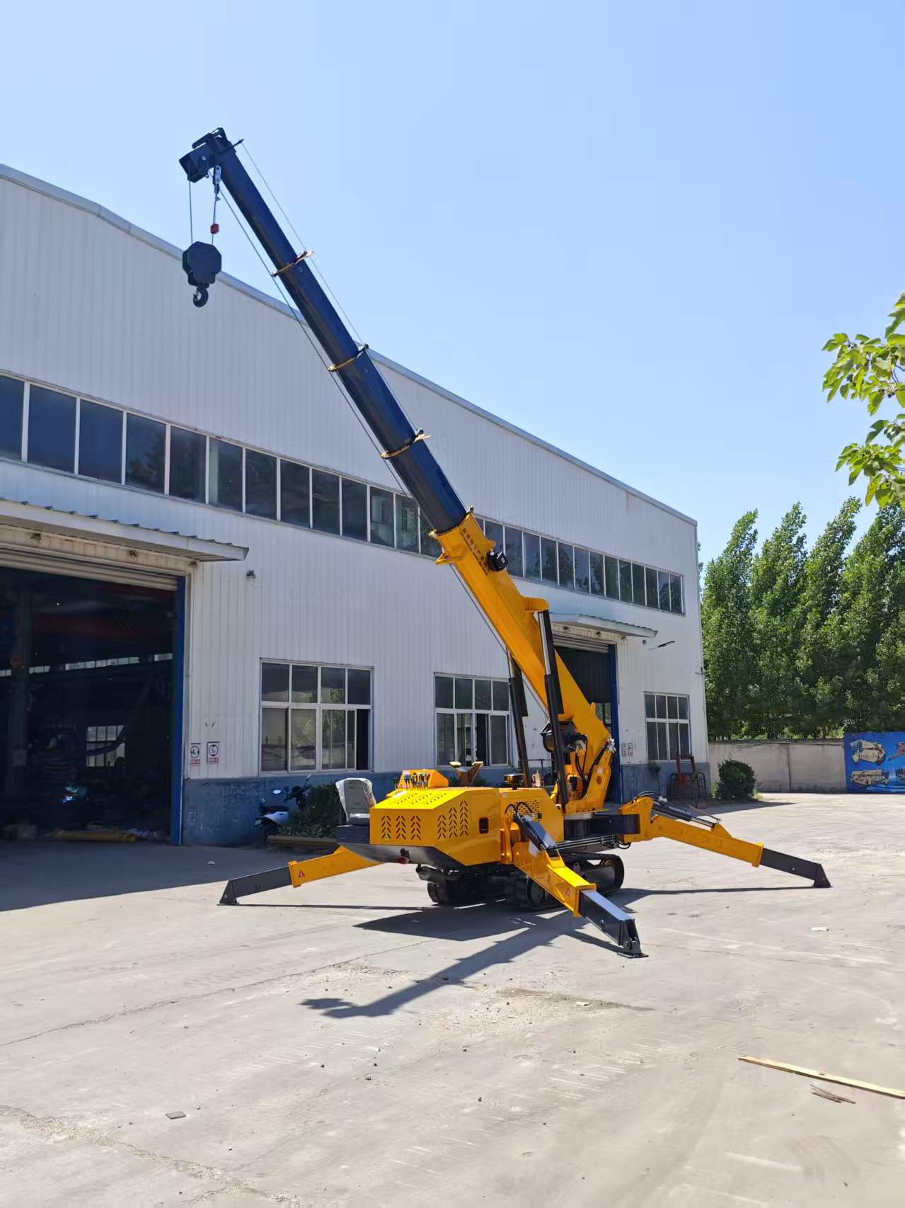Self-Propelled Mini Spider Crane 360° Rotation Hydraulic Telescopic Boom Small Rubber Track Crane For Basement & Curtain Wall Construction