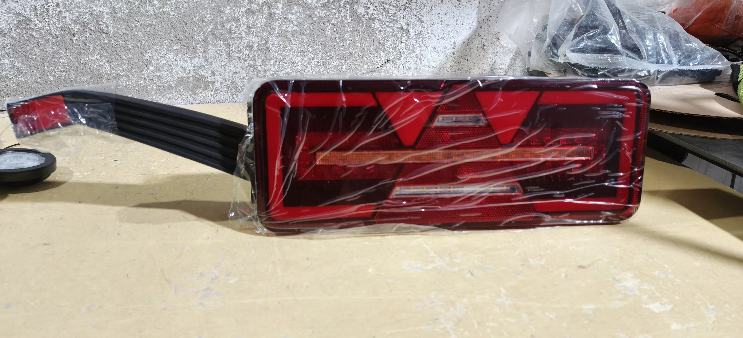 Vertical LED Truck Trailer Tail Light with Bracket