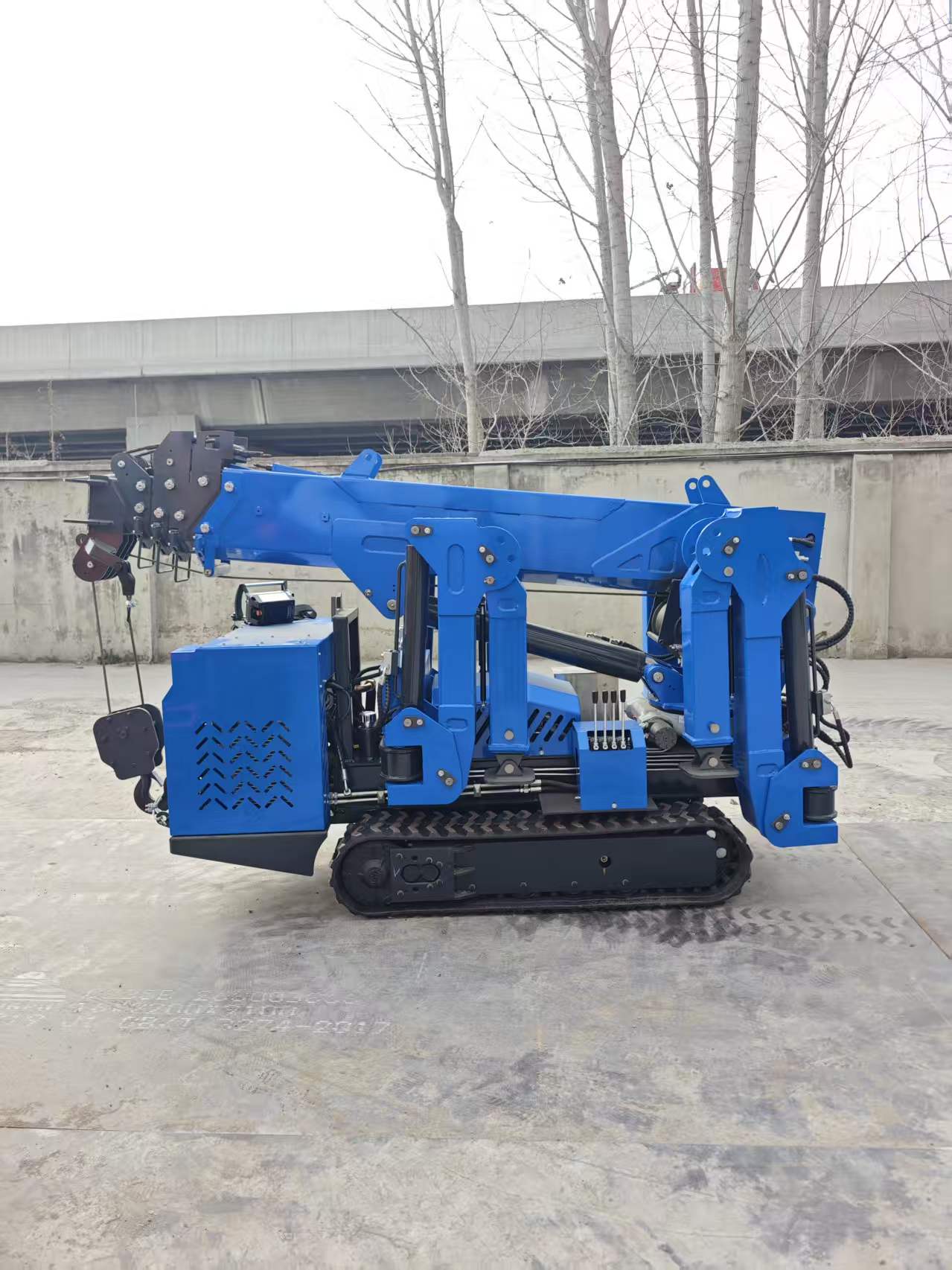 2Ton Narrow Body Elevator Accessible Spider Crane 0-360° Continuous Rotation Rubber Track Hoist Low Ground Pressure Self-Propelled Lifting Machine For Interior & Curtain Wall
