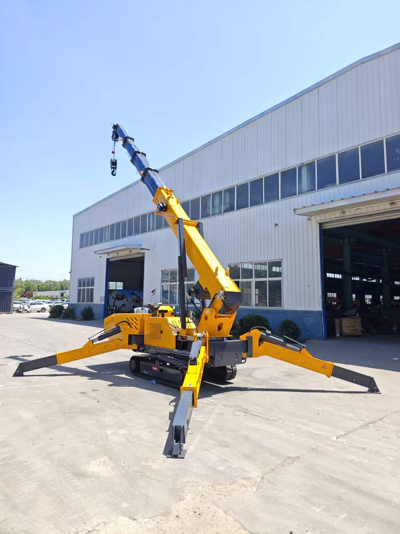 Self-Propelled Mini Spider Crane 360° Rotation Hydraulic Telescopic Boom Small Rubber Track Crane For Basement & Curtain Wall Construction