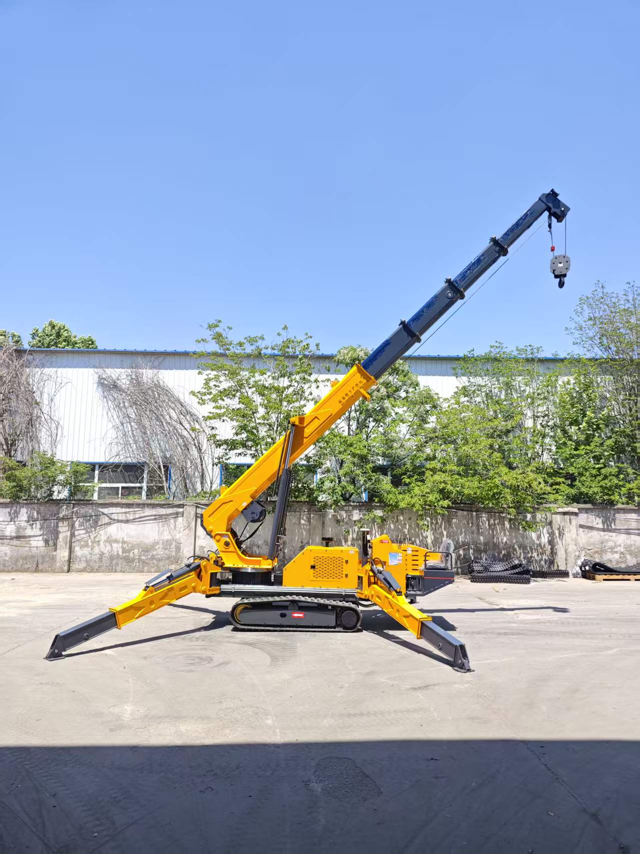Self-Propelled Mini Spider Crane 360° Rotation Hydraulic Telescopic Boom Small Rubber Track Crane For Basement & Curtain Wall Construction