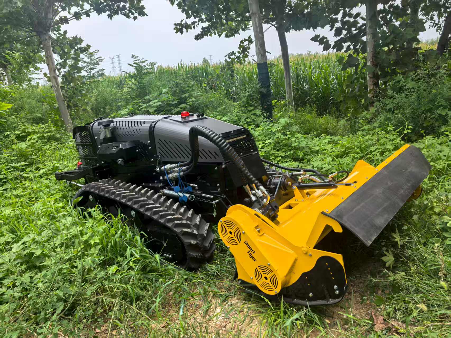 Fully hydraulic remote-controlled slope lawn mower