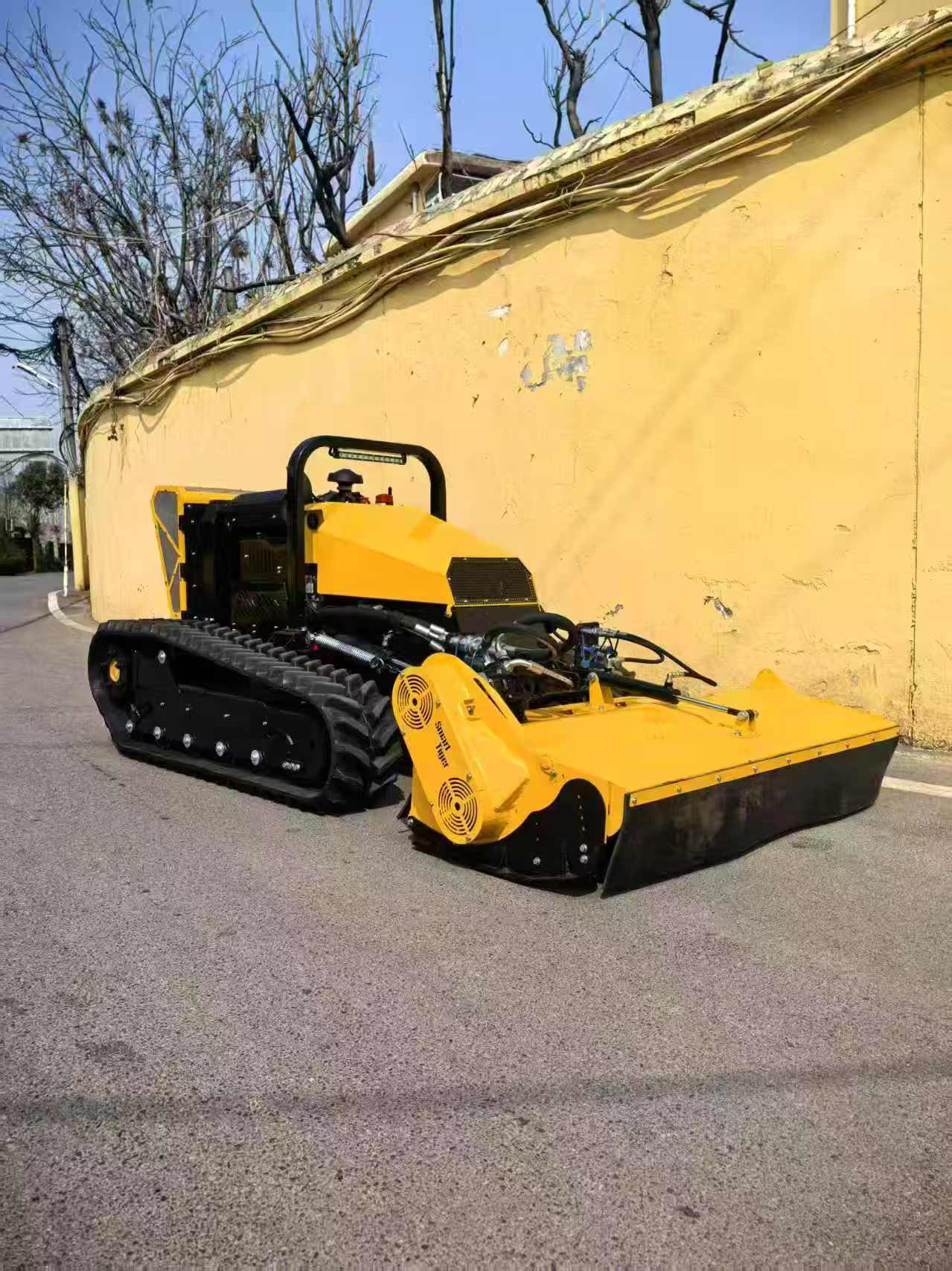 Fully hydraulic remote-controlled slope lawn mower