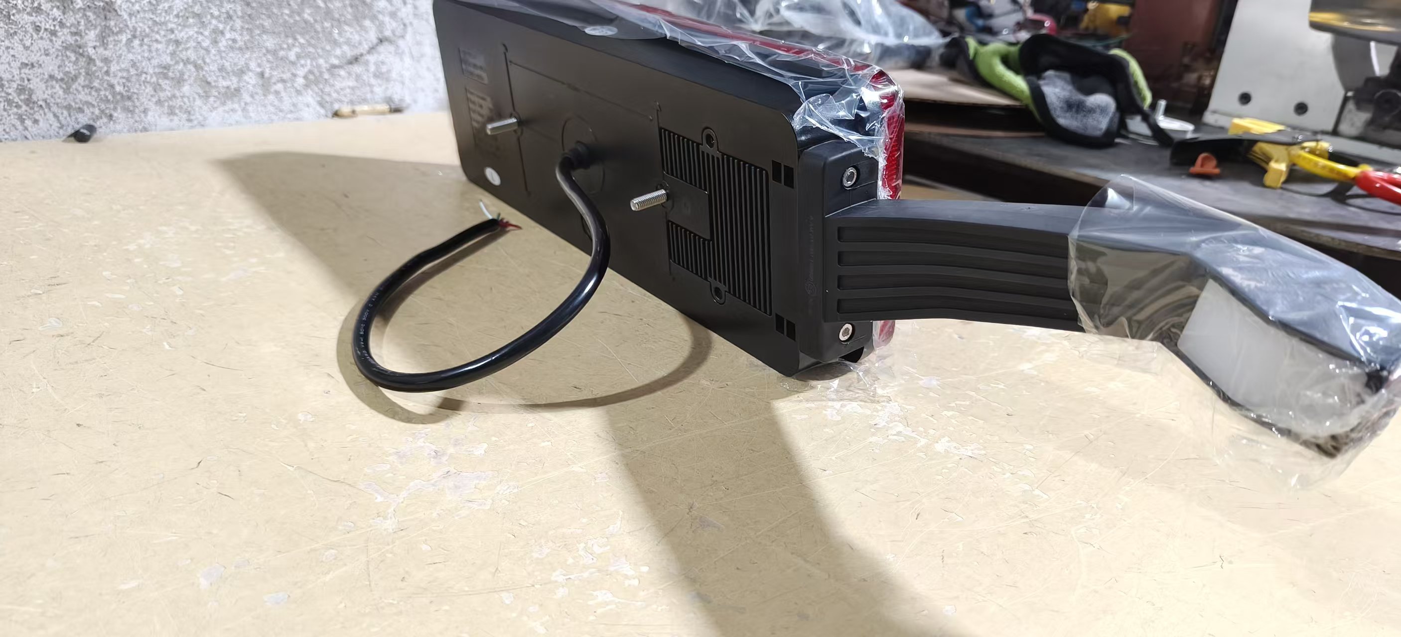 Vertical LED Truck Trailer Tail Light with Bracket