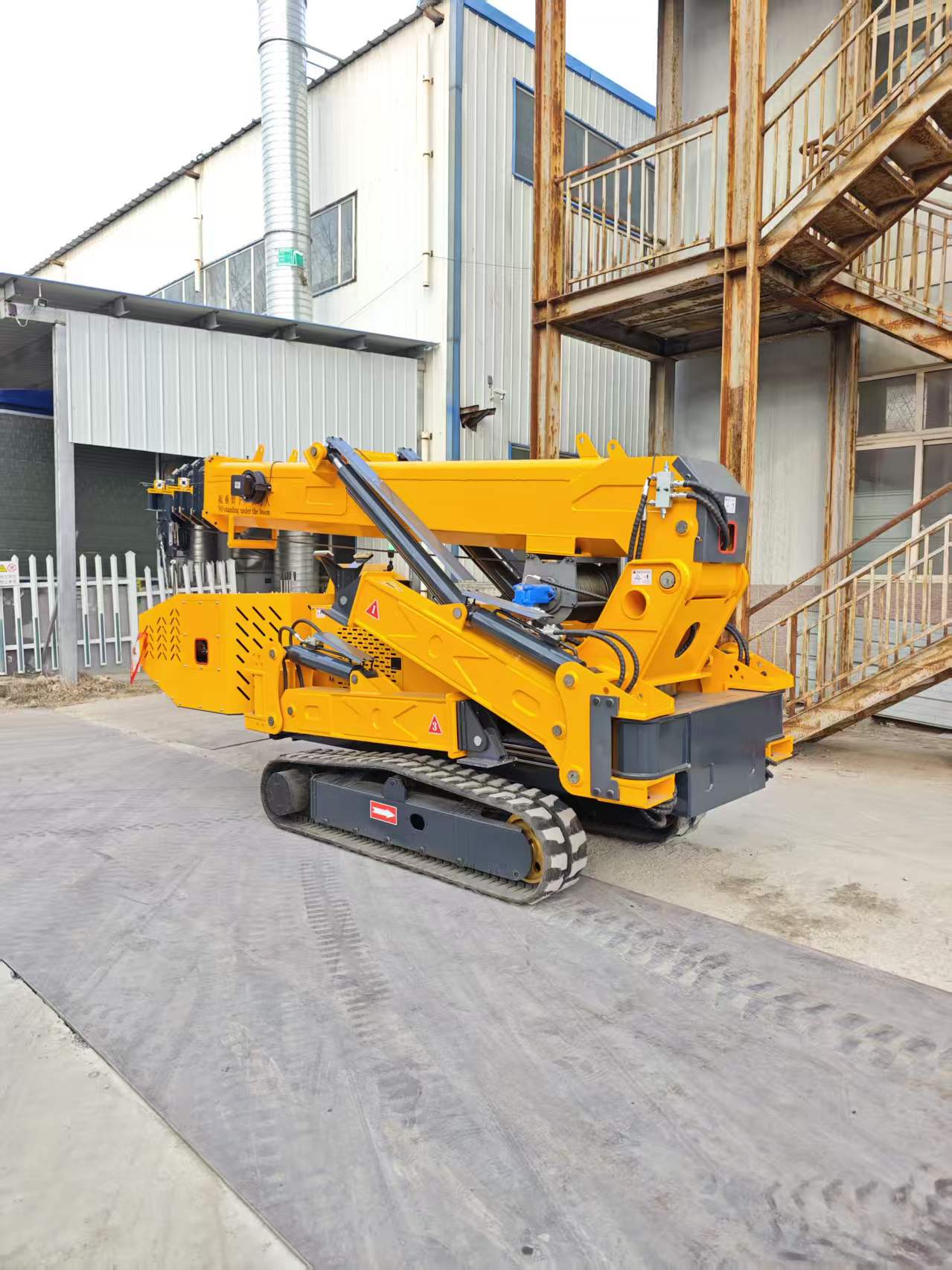 WT4.0 4 Ton Crawler Spider Crane Extended 5-Section Telescopic Boom Heavy Mini Spider Lifter For Narrow Indoor Space 380V Electric & 37KW Diesel Dual Power