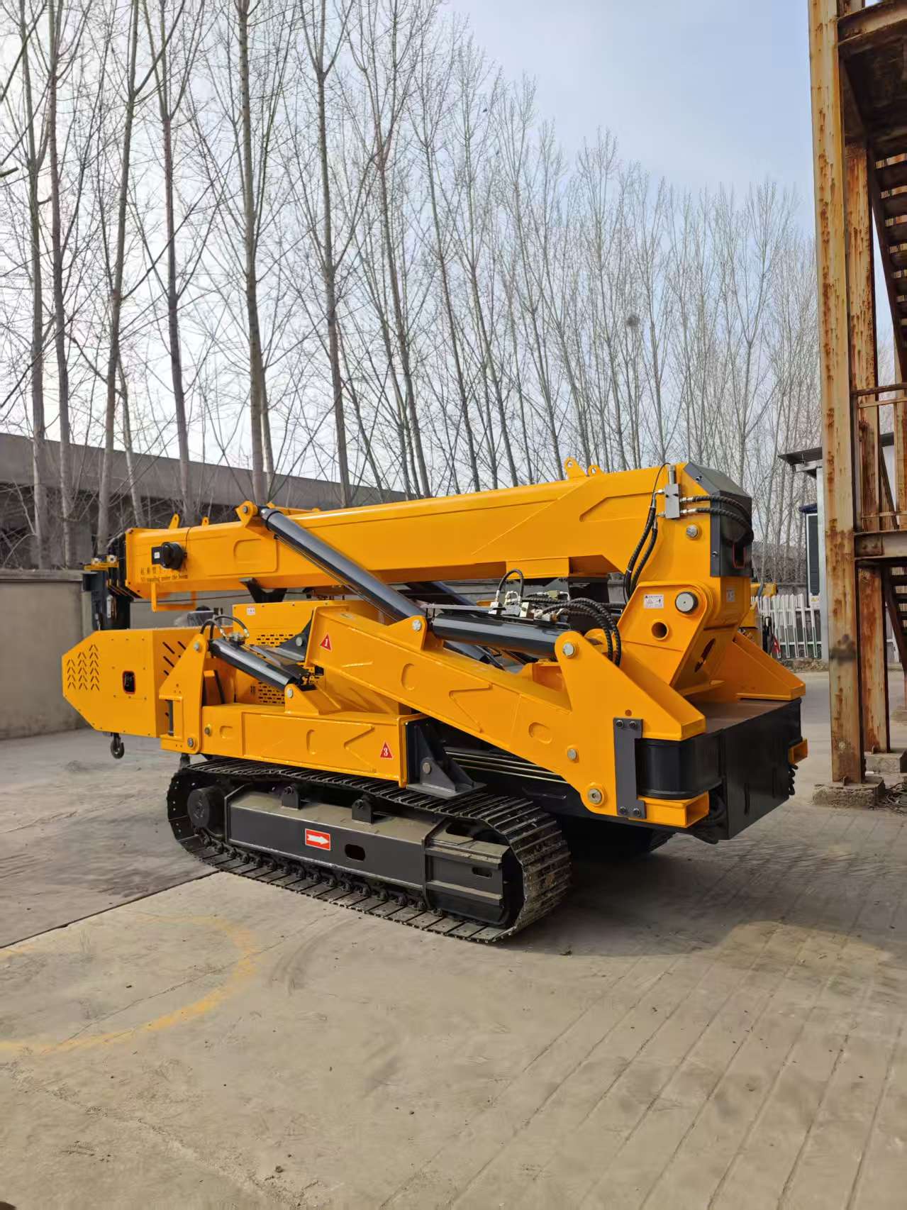 5Ton Large Capacity Crawler Spider Crane 0-360° Continuous Rotation Wide Rubber Track Hoist Low Ground Pressure Self-Propelled Heavy Lifting Machine For Factory & Curtain Wall