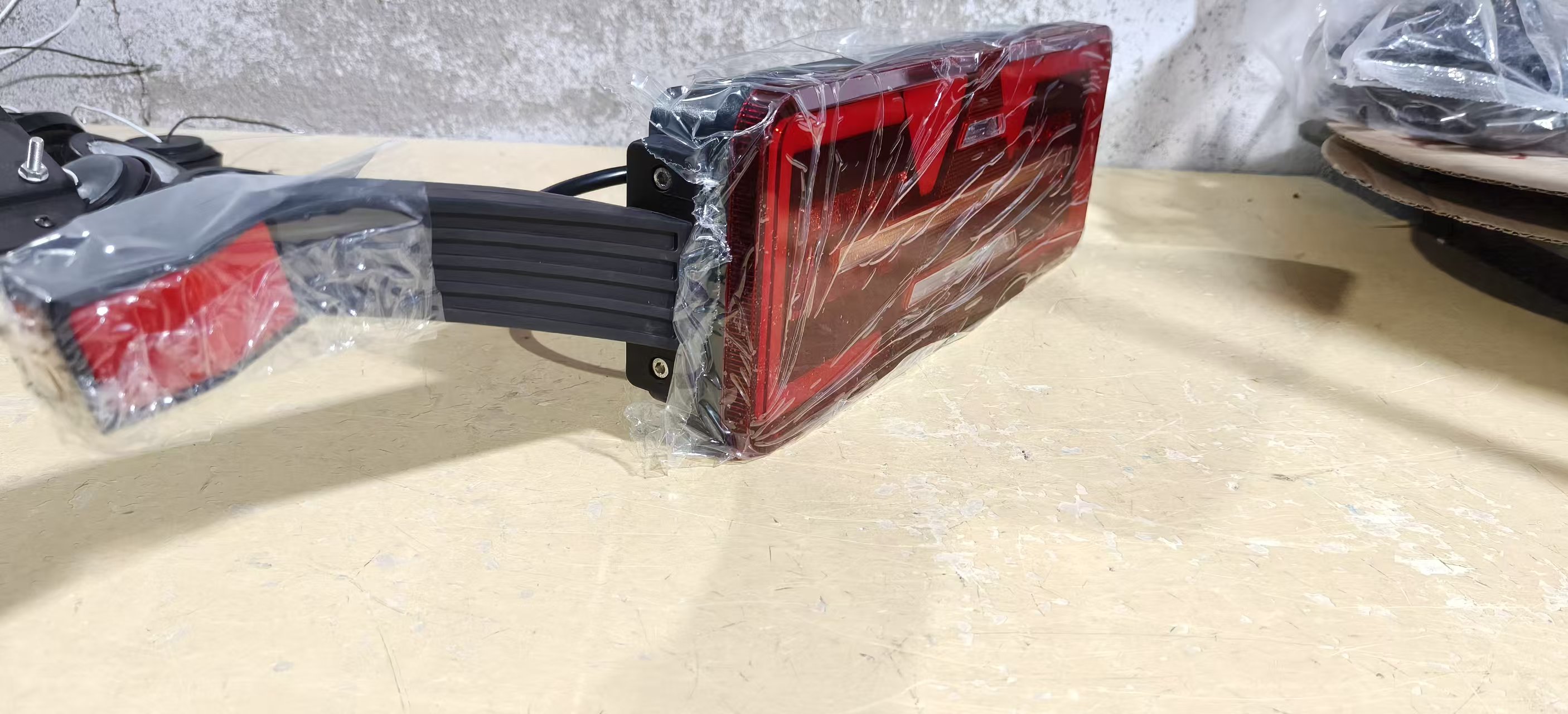 Vertical LED Truck Trailer Tail Light with Bracket