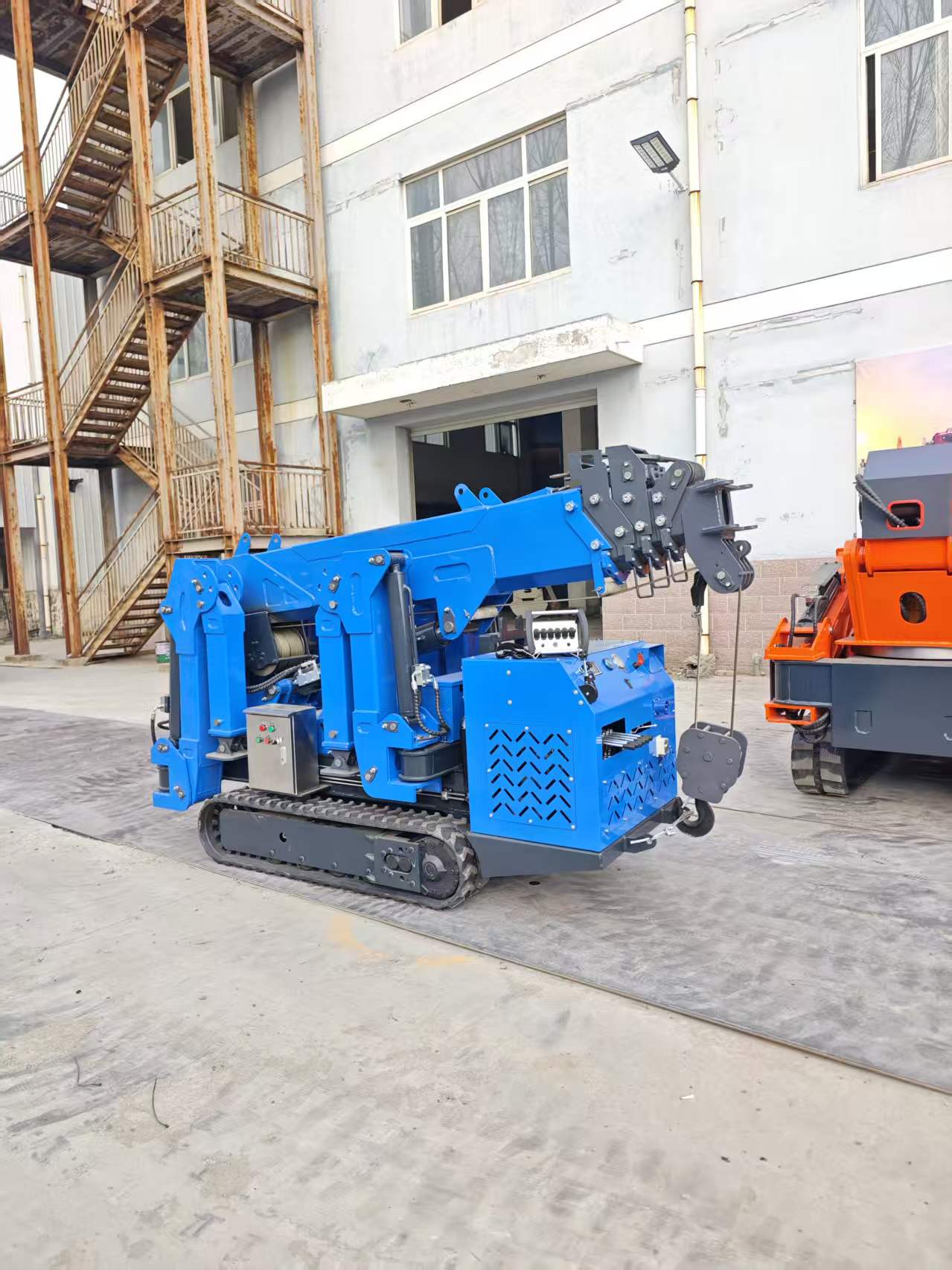 2Ton Narrow Body Elevator Accessible Spider Crane 0-360° Continuous Rotation Rubber Track Hoist Low Ground Pressure Self-Propelled Lifting Machine For Interior & Curtain Wall