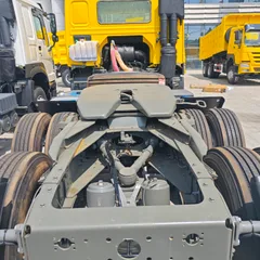 Used SINOTRUK HOWO 6×4 Tractor Head, 6-cylinder Diesel Engine, 10-speed Manual Gearbox