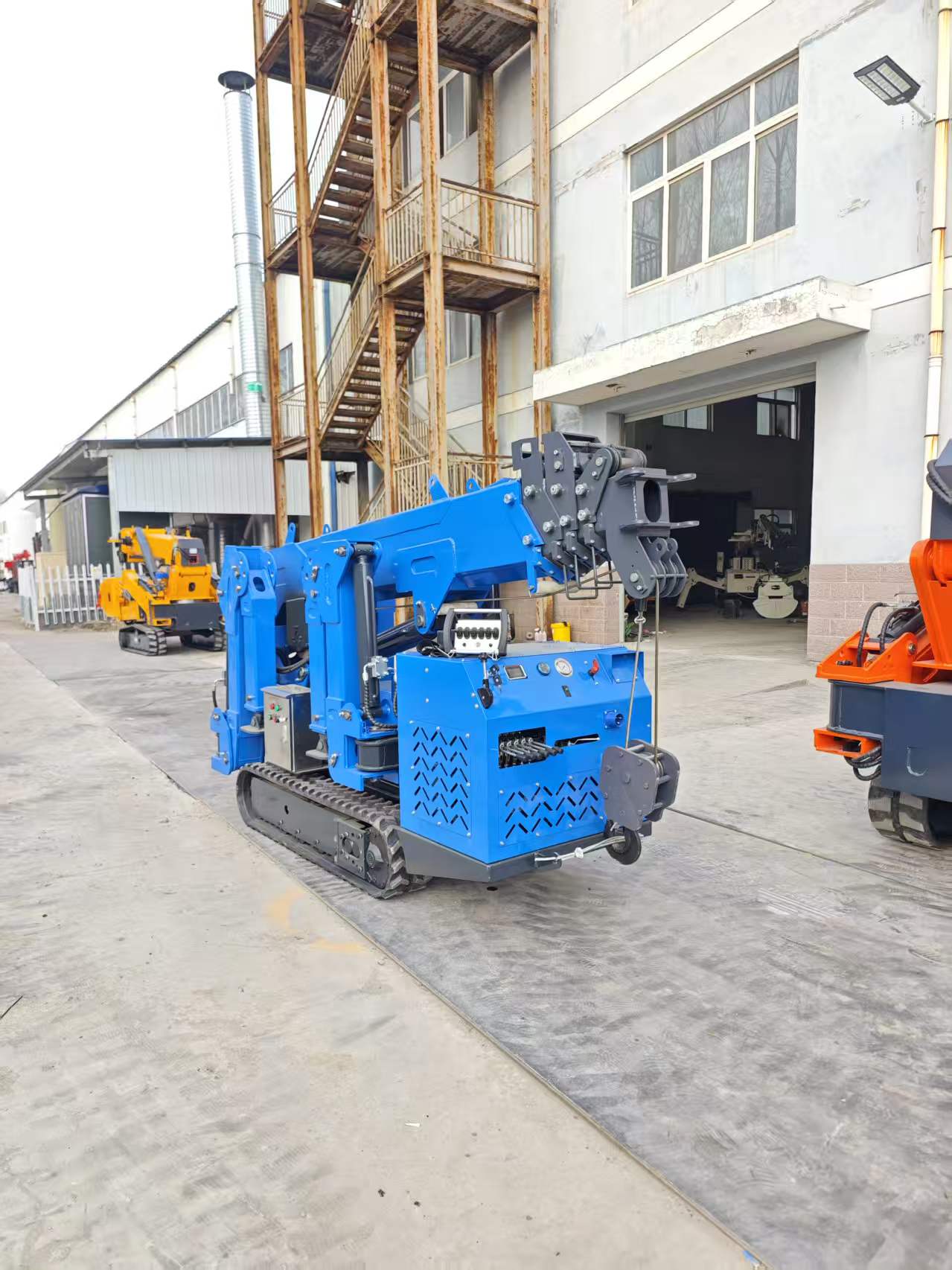 2Ton Narrow Body Elevator Accessible Spider Crane 0-360° Continuous Rotation Rubber Track Hoist Low Ground Pressure Self-Propelled Lifting Machine For Interior & Curtain Wall