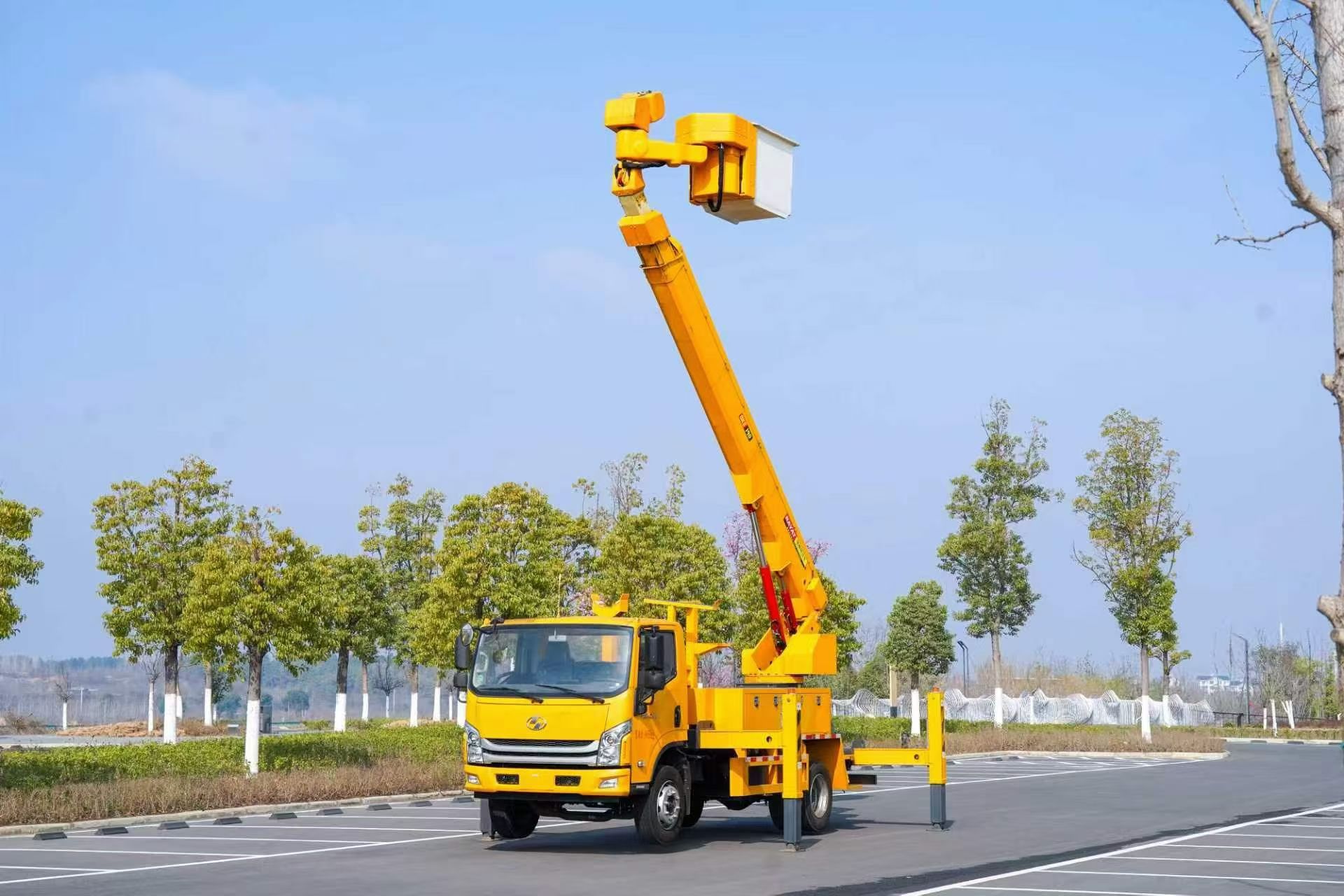 Used Straight & Articulated Aerial Work Vehicle 14/16/18/20/22m Second-Hand Boom Lift Truck For Street Light Maintenance Price 180000-380000