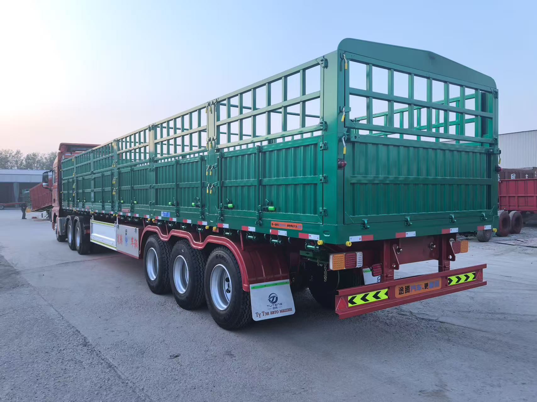 Export Standard High Side Stake Semi-Trailer 9000-16000mm Fence Cargo Trailer For Fruit Vegetable Delivery Multi Color Available