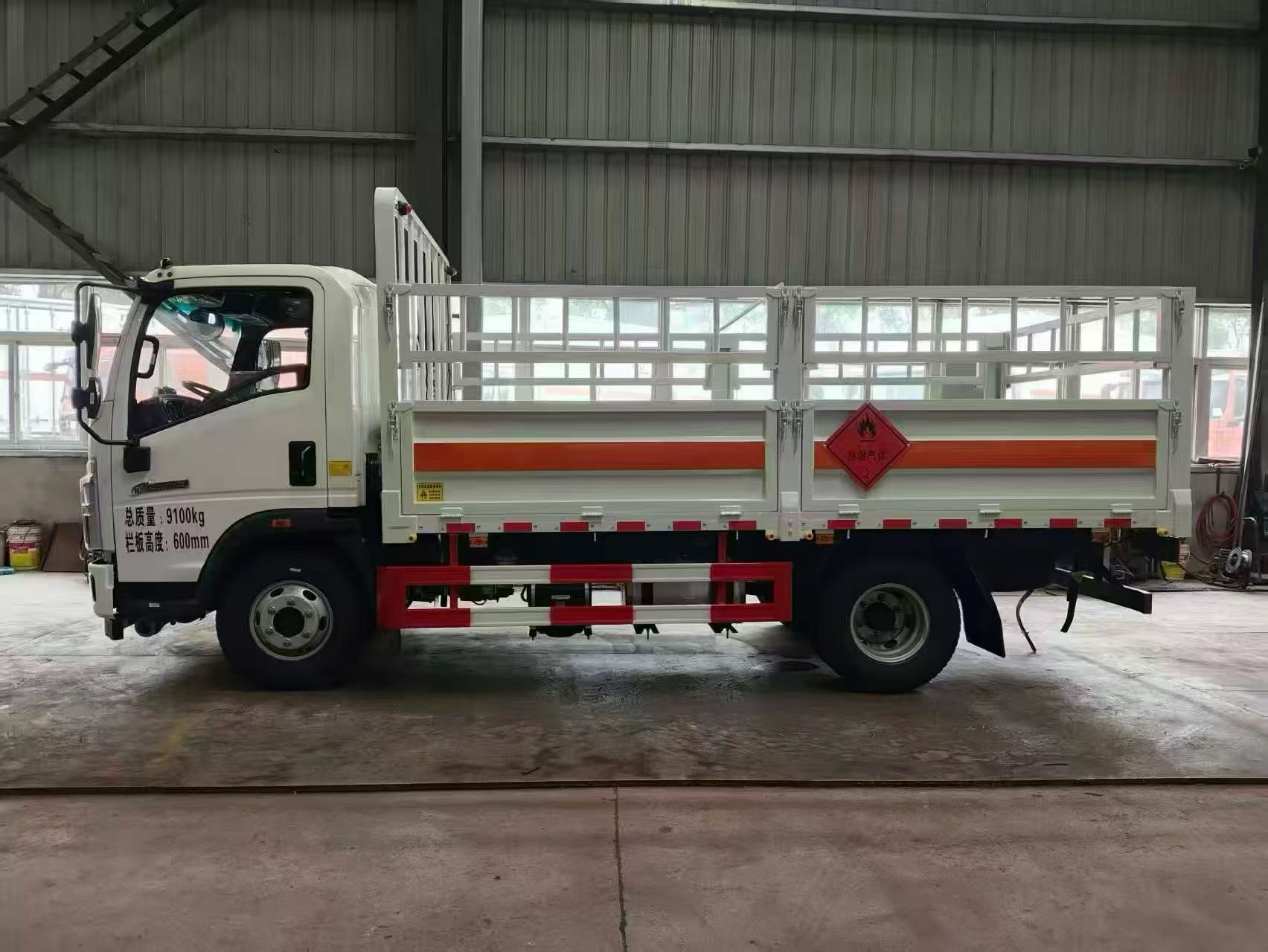 Used Sinotruk Howo Light Rack Gas Cylinder Dangerous Goods Truck 9Ton Flammable Gas Transport Vehicle Price 100000-150000