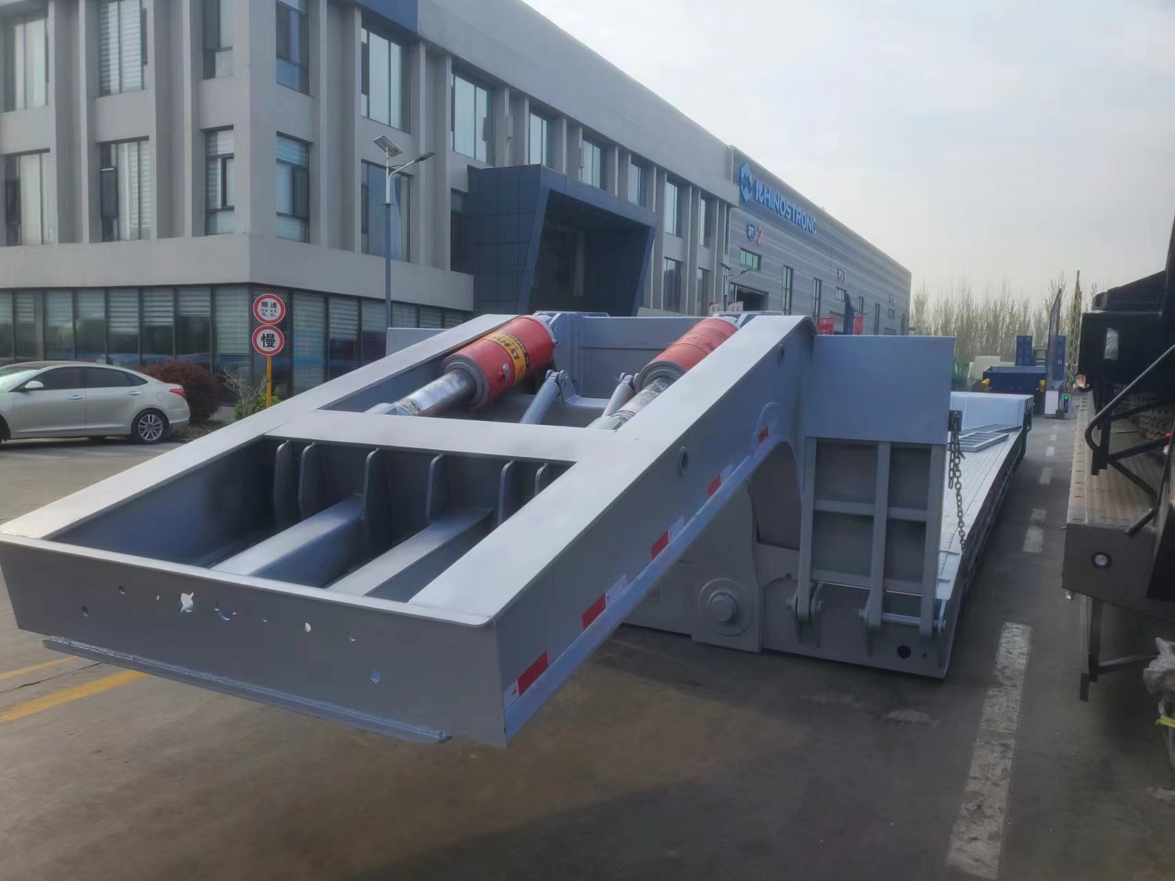Brand New Hydraulic Ramp Lowbed Semi Trailer 4 Axle 80 Ton Excavator Machinery Transport Flatbed Semi-Trailer