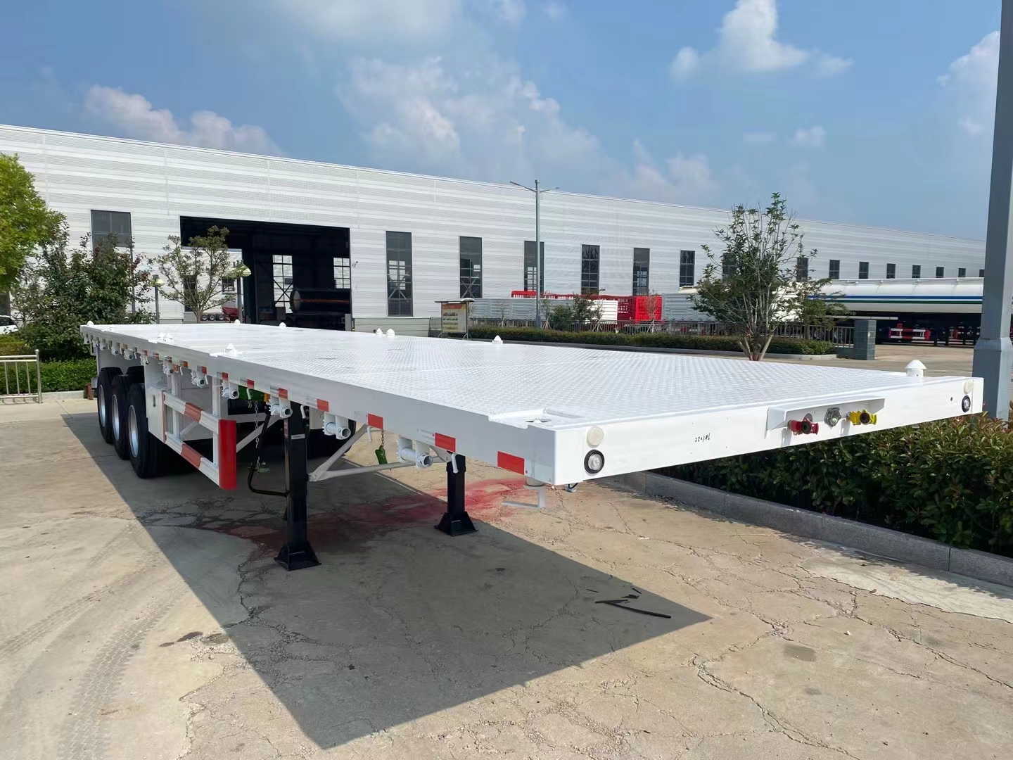 Export Flatbed Semi-Trailer 3-Axle Mechanical Leaf Spring Suspension Multi Color New Flat Haulage Trailer Ready Stock