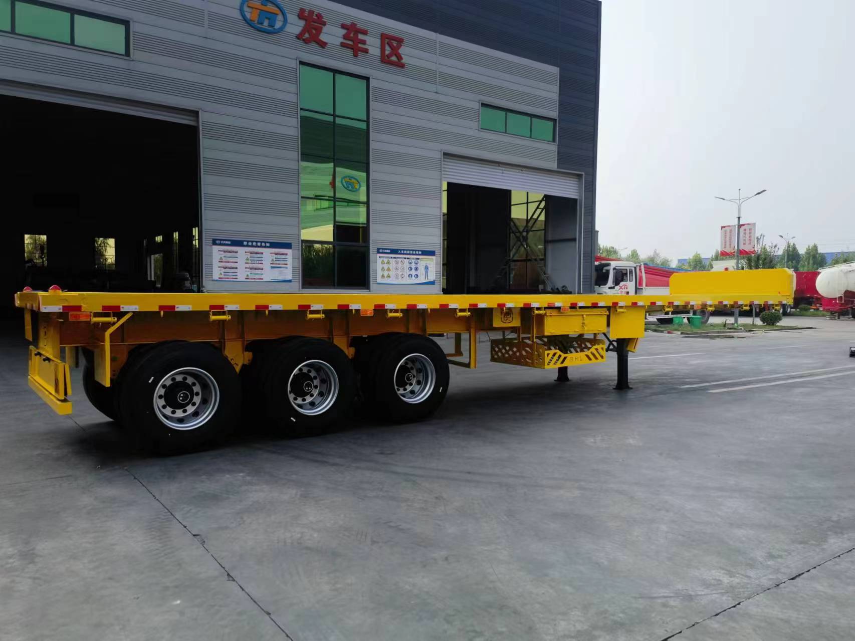 Export Flatbed Semi-Trailer 3-Axle Mechanical Leaf Spring Suspension Multi Color New Flat Haulage Trailer Ready Stock
