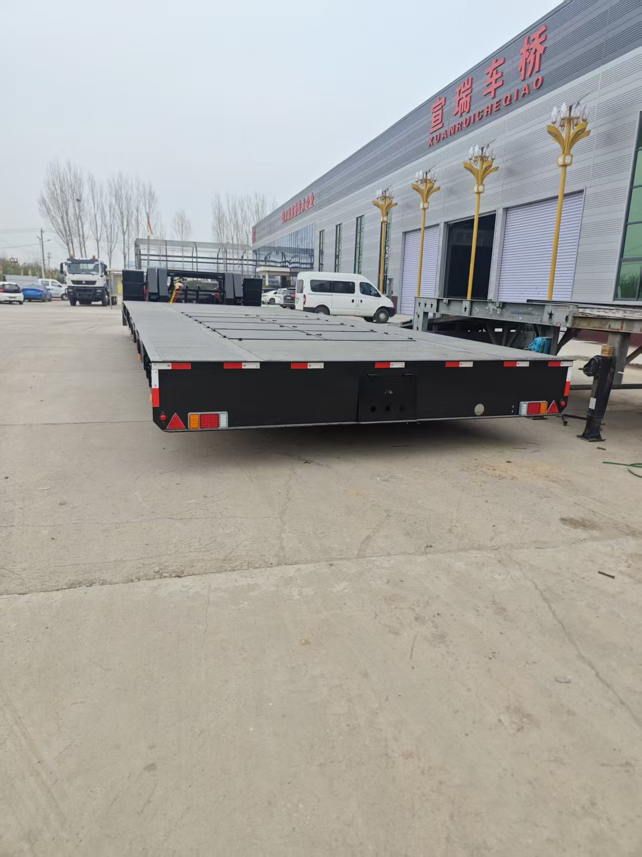 Factory Price Detachable Gooseneck Lowbed Trailer 120 Ton Hydraulic Lowboy Semi Trailer for Excavator Transport