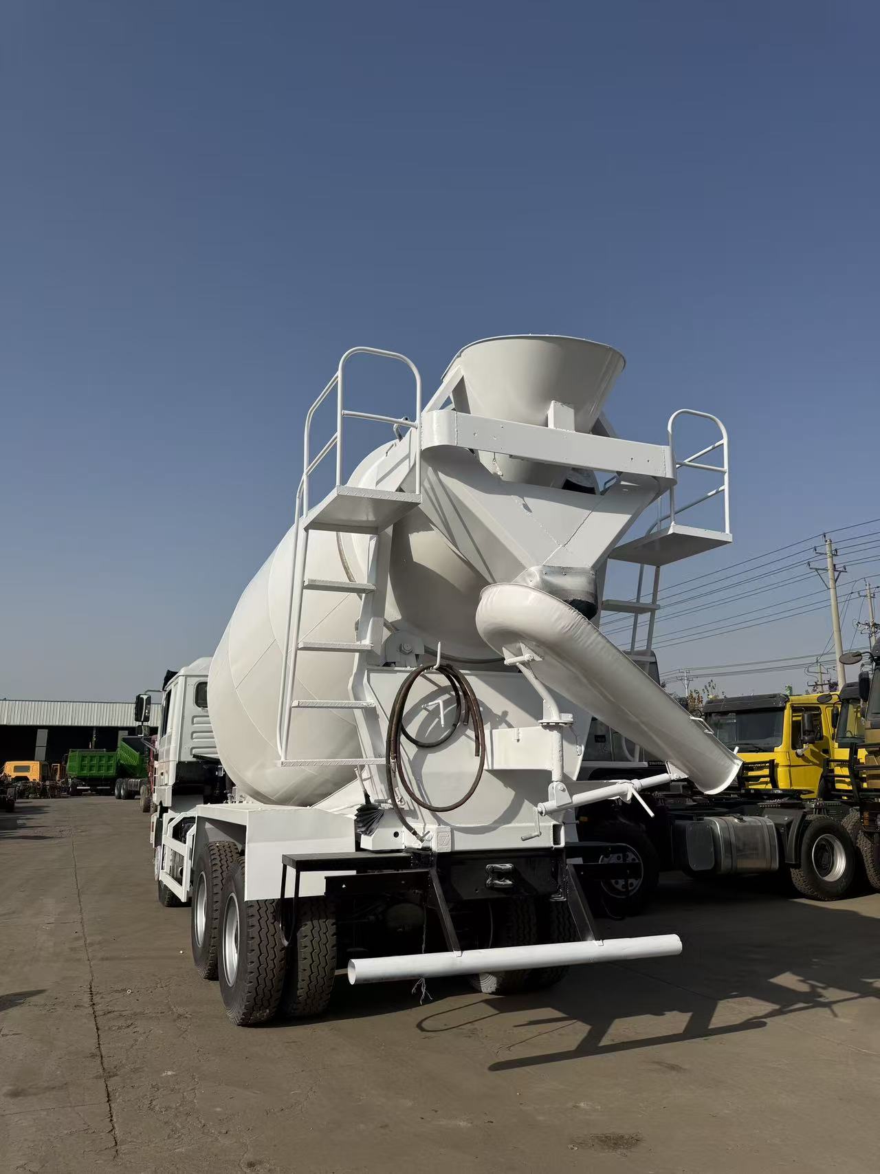 Second-Hand SHACMAN F3000 Cement Mixer Transport Truck 10 Cubic Meter Drum For Mine & Factory Internal Haulage