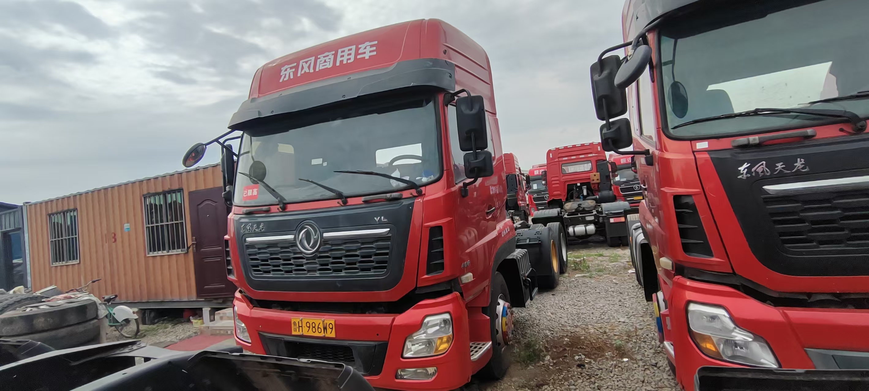 Used Light Duty Kinland VL Truck With 400HP Cummins Motor & Fast Transmission For Light Cargo Haulage