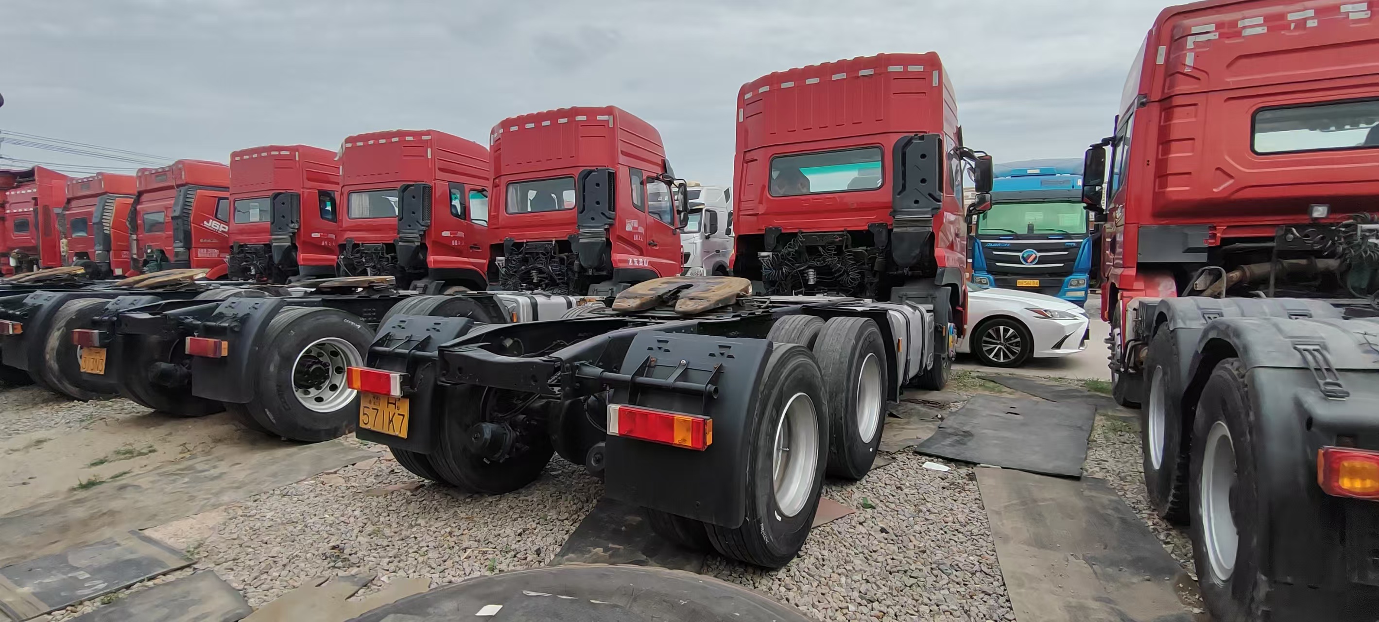 Used Light Duty Kinland VL Truck With 400HP Cummins Motor & Fast Transmission For Light Cargo Haulage