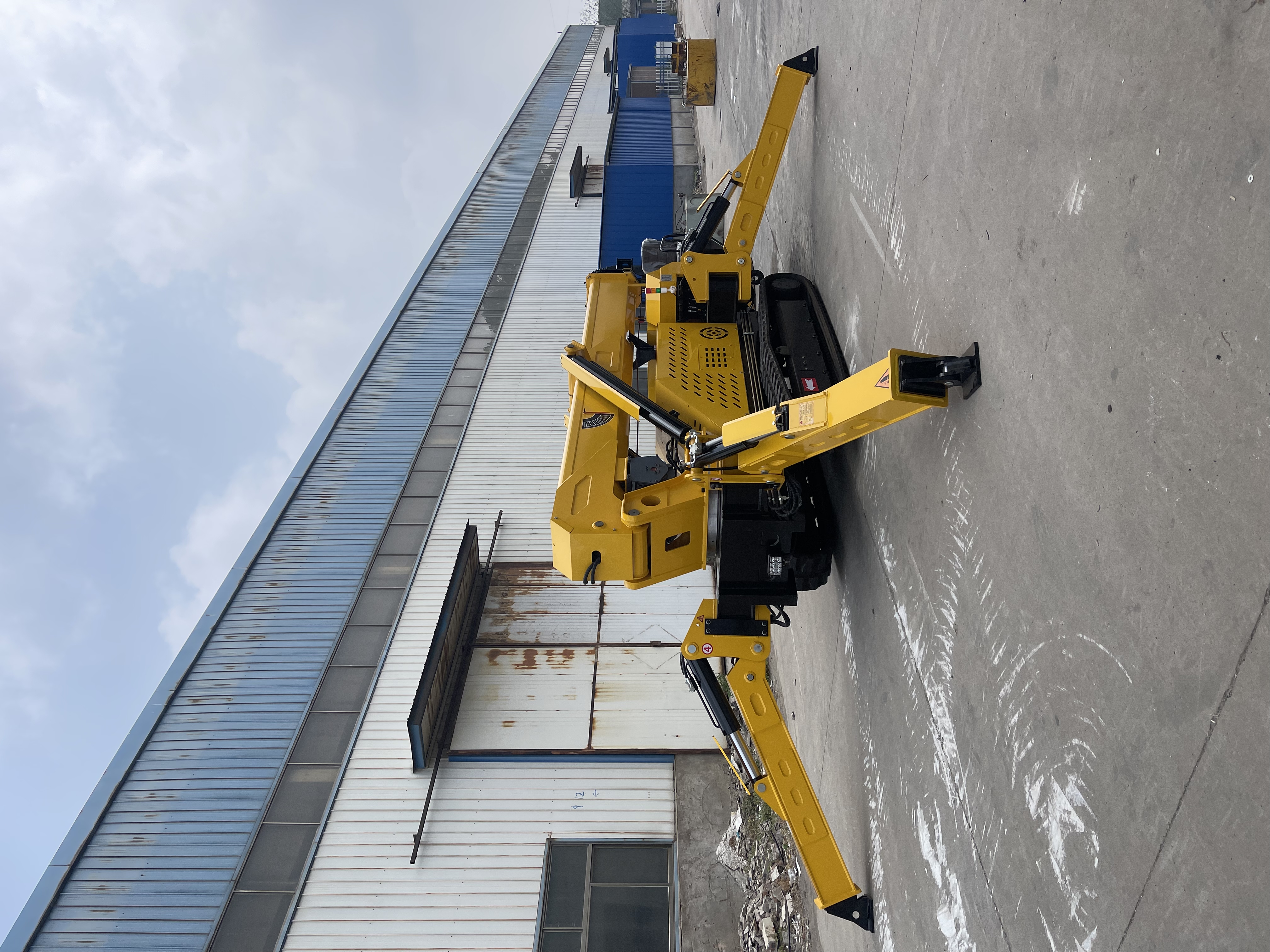 HC8.0A 8 Ton Spider Crane Hexagonal 5-Section Boom Dual Speed Crawler Lifter For Narrow Heavy Lifting