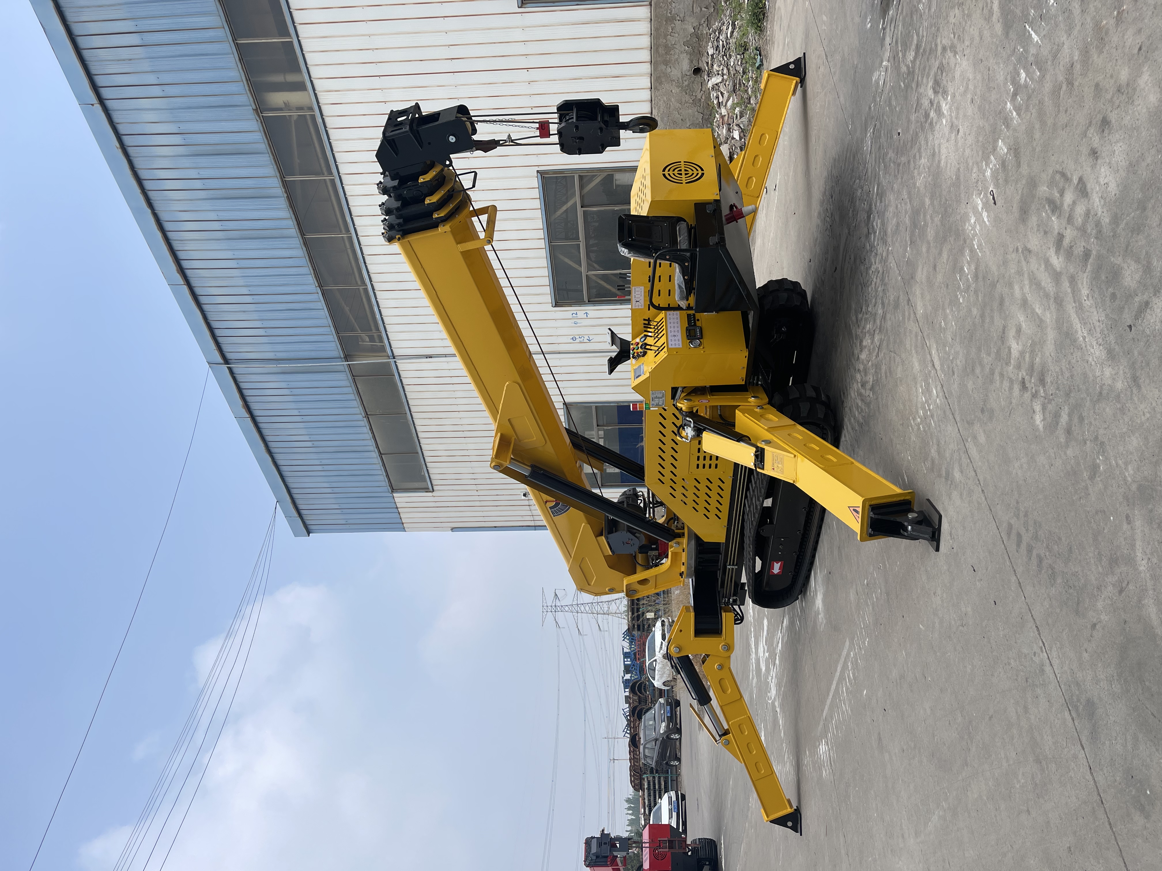 HC8.0A 8 Ton Spider Crane Hexagonal 5-Section Boom Dual Speed Crawler Lifter For Narrow Heavy Lifting