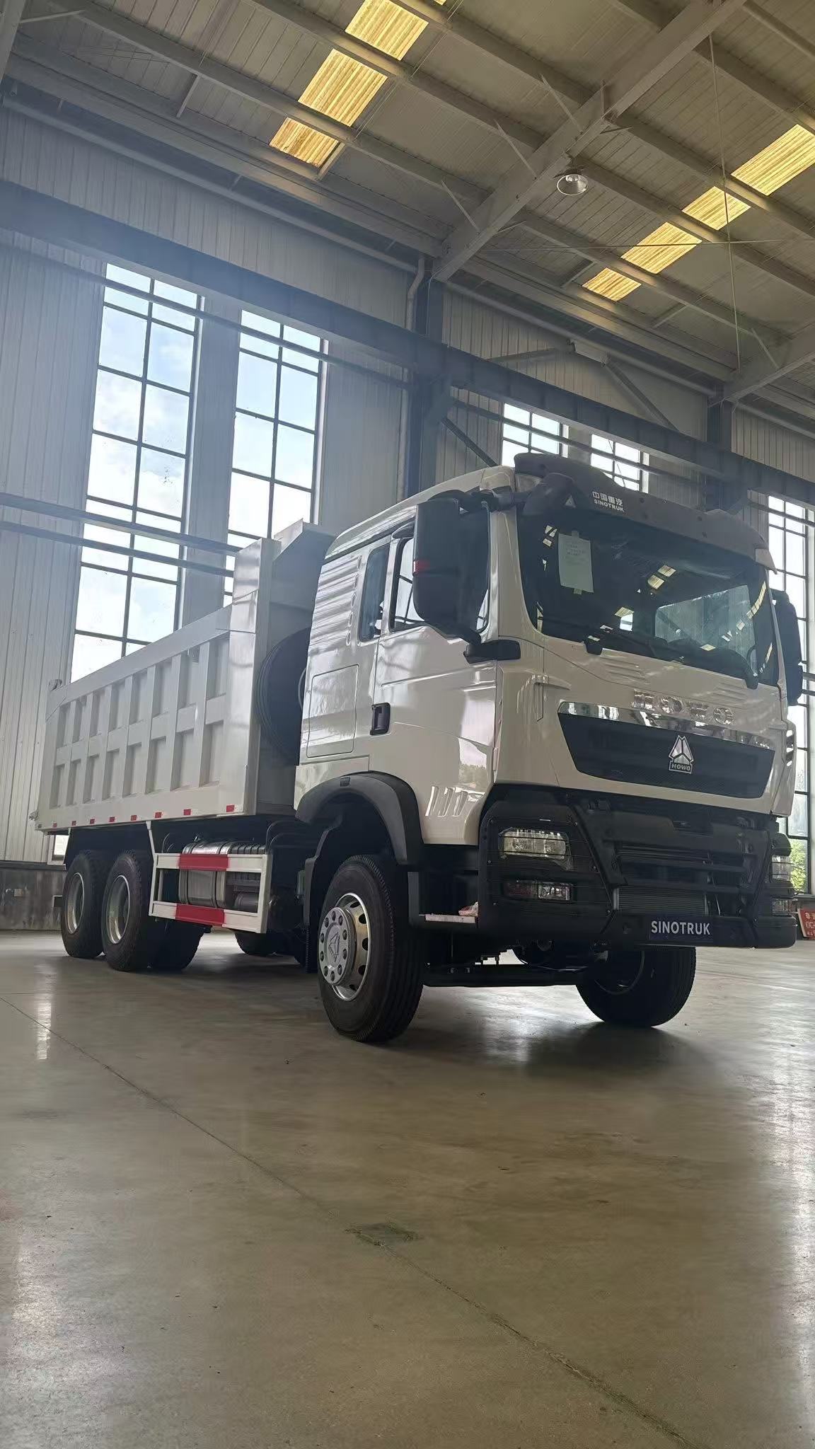 Drive Configuration: 6×4 (single front steering axle + double rear drive axles, 10 tires in total), the mainstream configuration for heavy-duty engineering vehicles Scenario: The vehicles in the picture are parked in a large heavy-duty truck warehouse pla