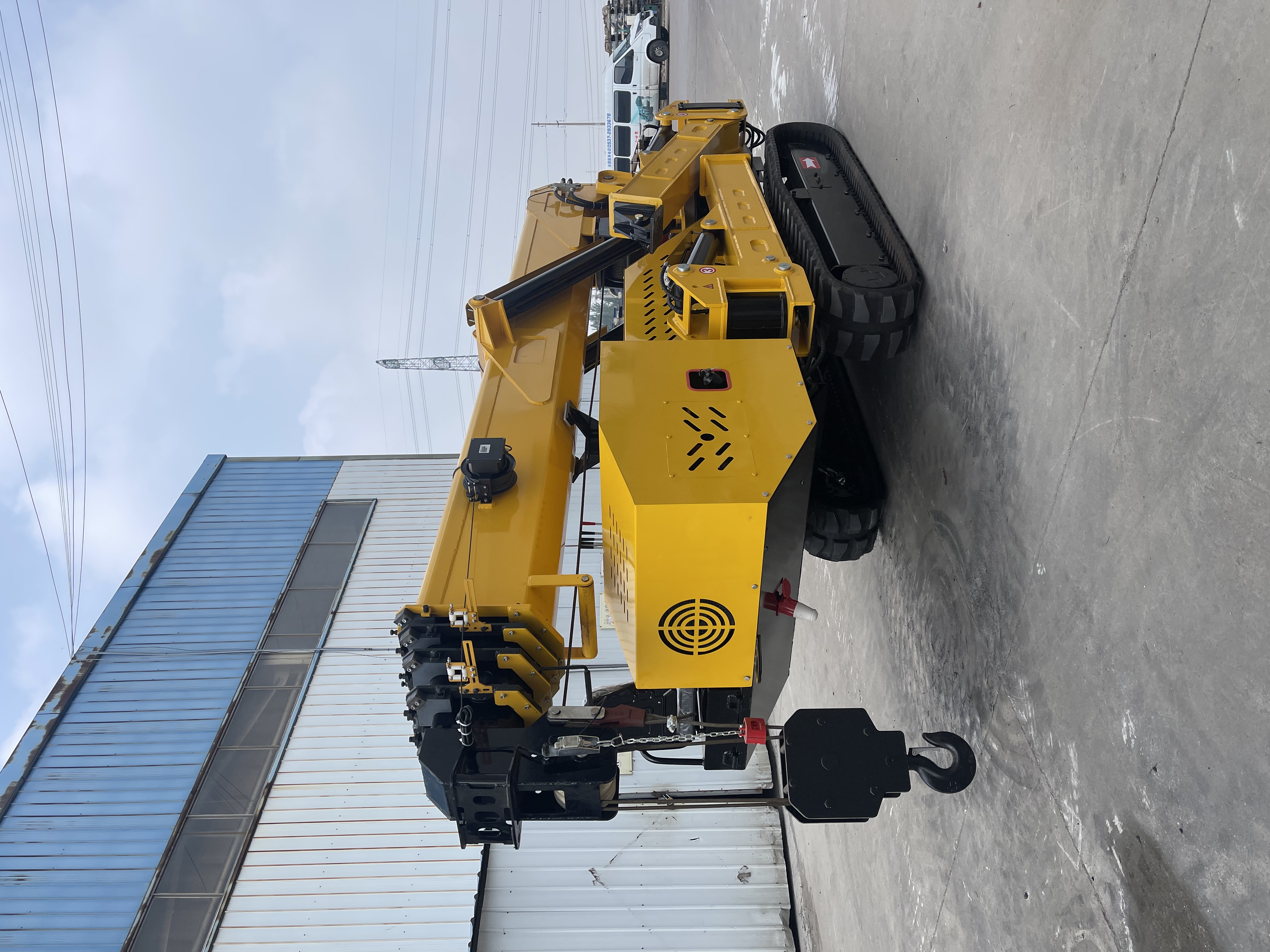 HC8.0A 8 Ton Spider Crane Hexagonal 5-Section Boom Dual Speed Crawler Lifter For Narrow Heavy Lifting