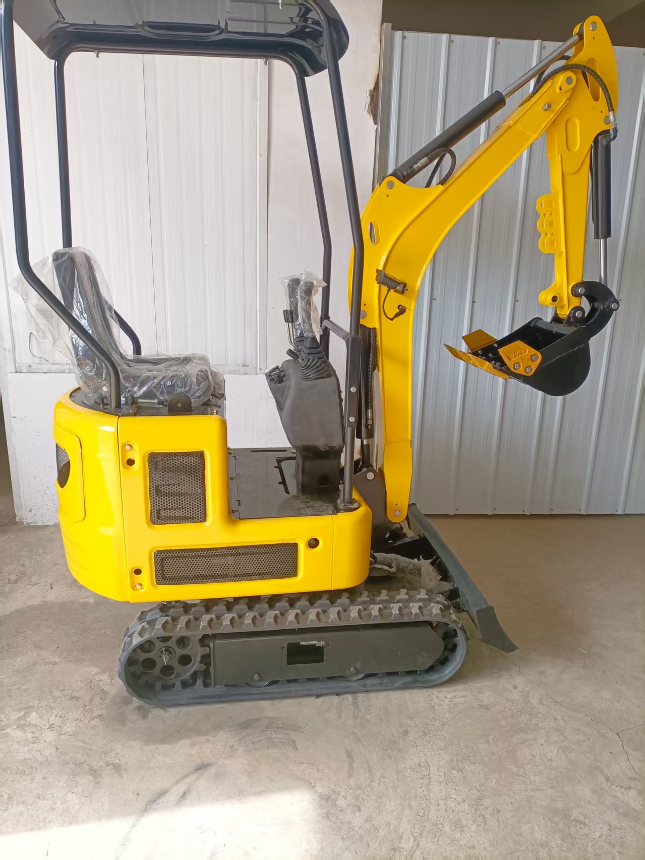 Brand New Model 1 Ton Mini Excavator Retractable Chassis Rubber Track For Orchard Greenhouse