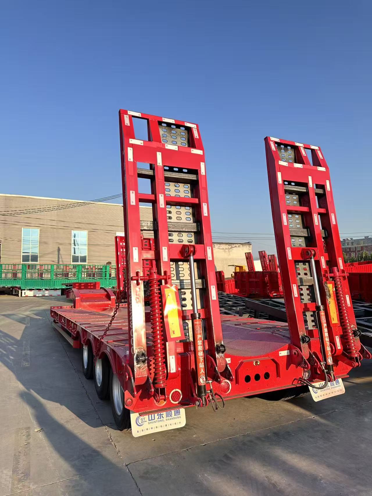 Custom Low Flatbed Semi Trailer 10-30m Construction Machinery Transport 3 Axle Low Loader Trailer Price 50,000-1,000,000 CNY Customizable