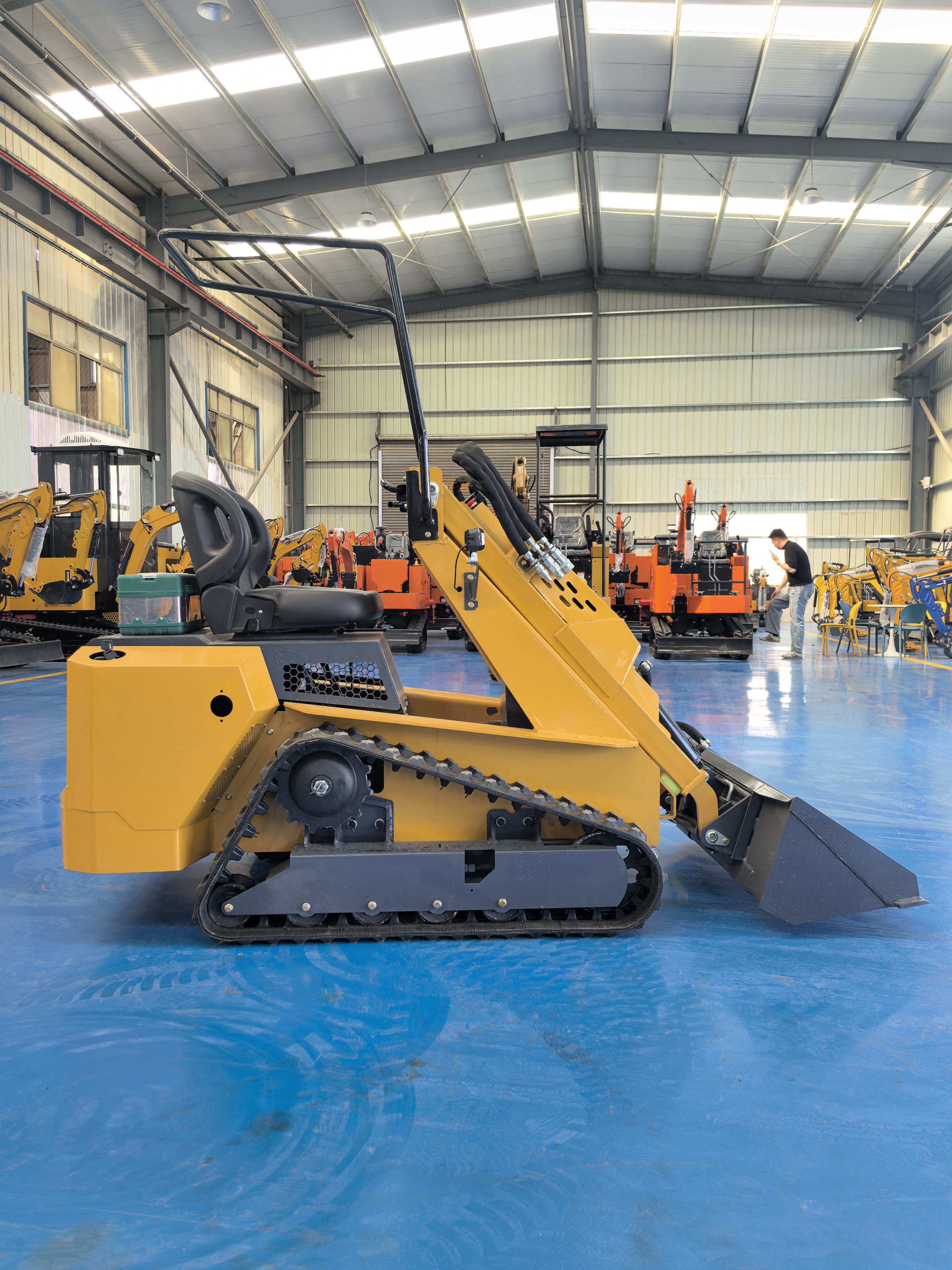 480S Track Mini Skid Steer Loader Rubber Track Compact Machine For Indoor Basement Narrow Aisle Ready Stock