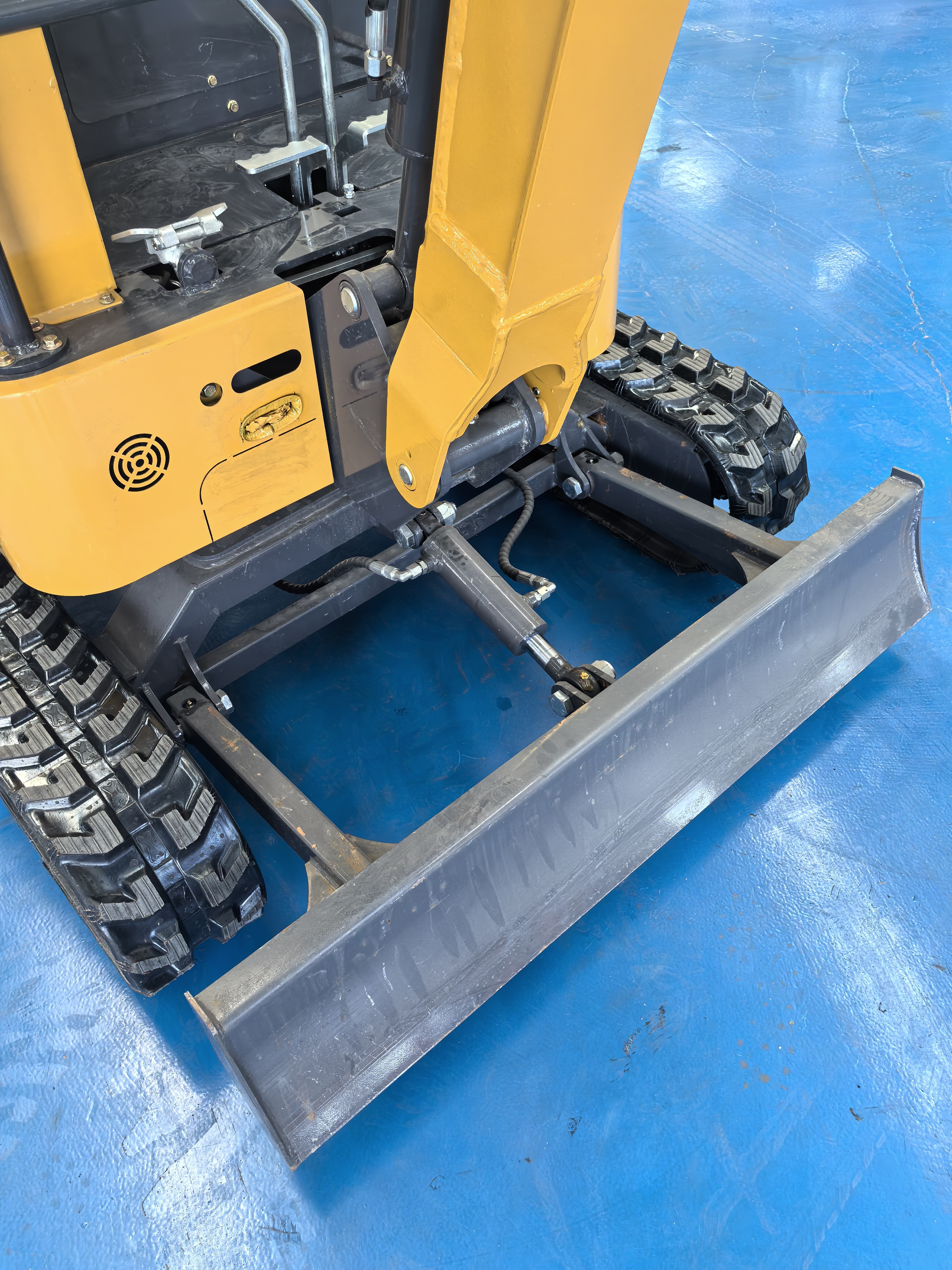 Model 1.3 Ton Mini Excavator Retractable Chassis Rubber Track Orchard Indoor Breeding Digger Ready Stock
