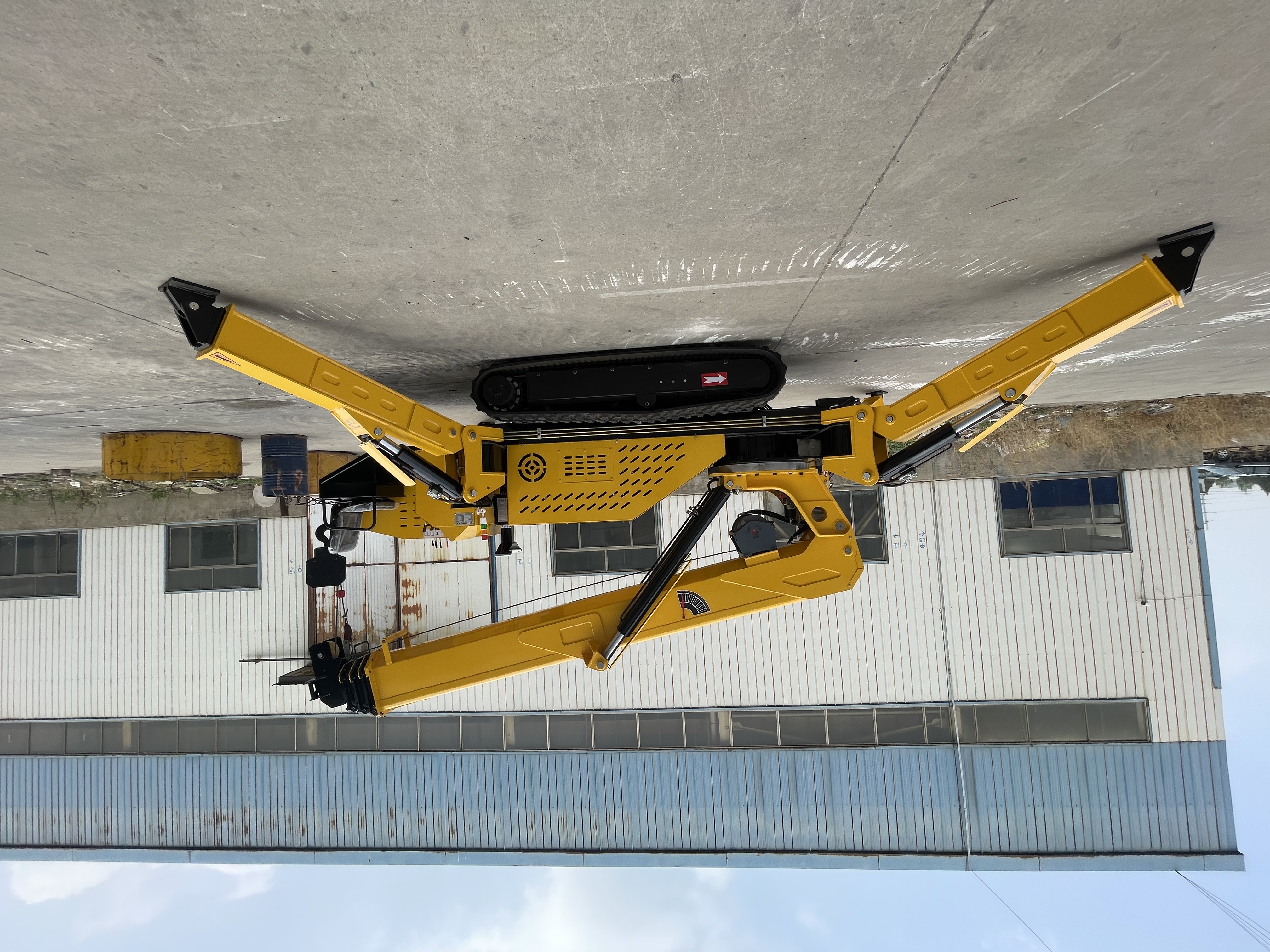 HC8.0A 8 Ton Spider Crane Hexagonal 5-Section Boom Dual Speed Crawler Lifter For Narrow Heavy Lifting