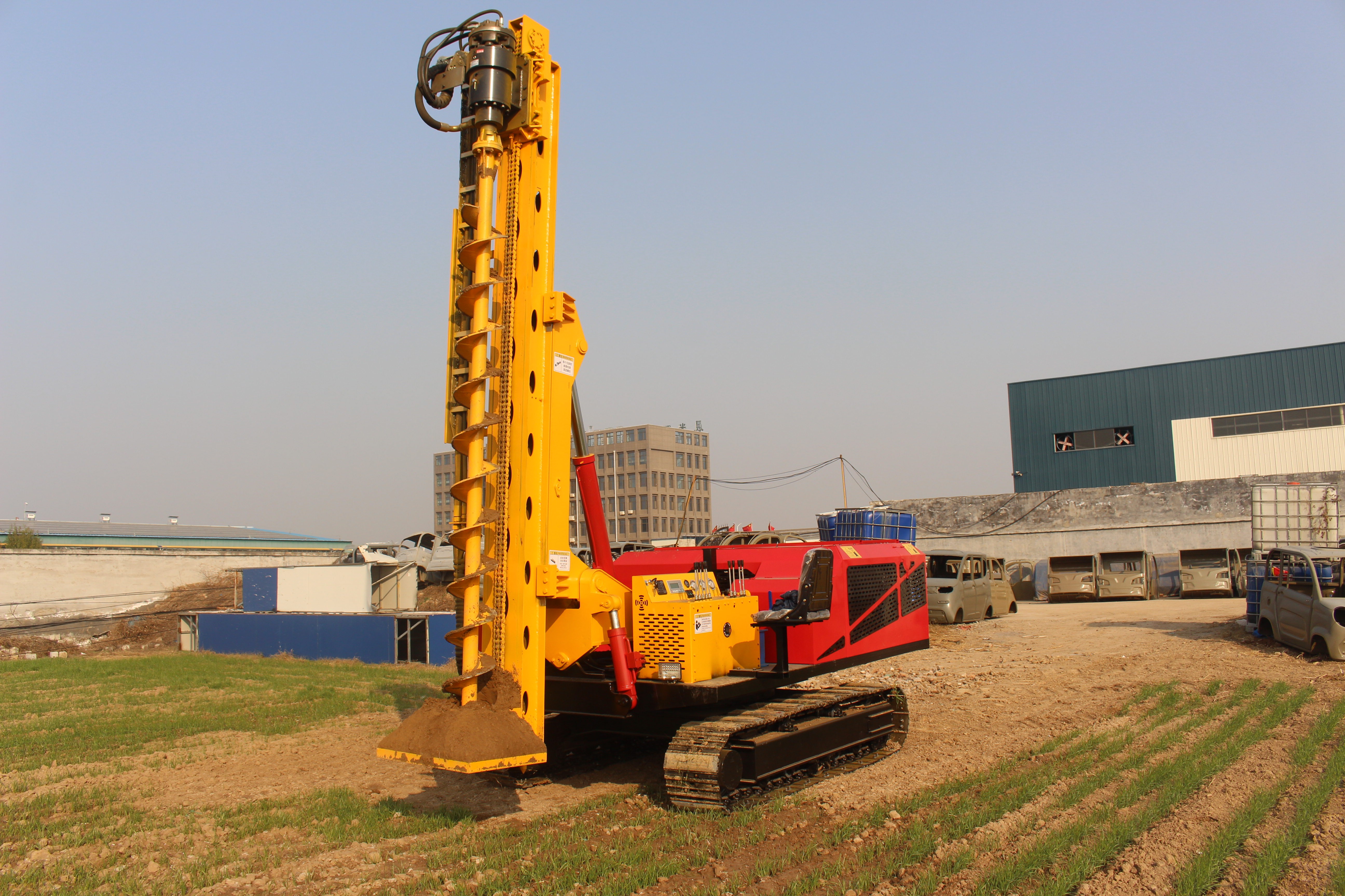 Yuchai 85kw Agricultural PV Spiral Driller Steel Track 360° Rotation Farm Solar Piling Equipment