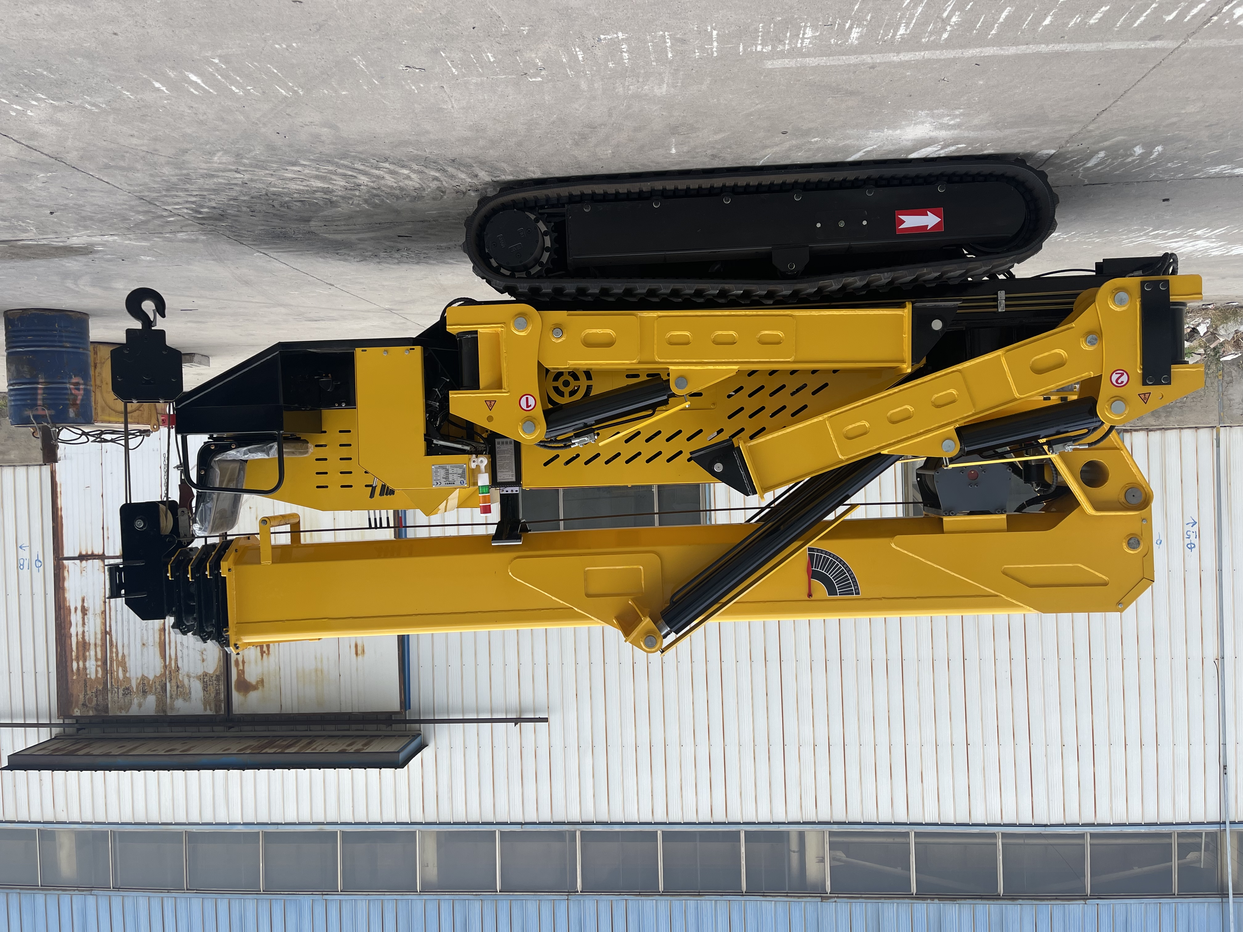 HC8.0A 8 Ton Spider Crane Hexagonal 5-Section Boom Dual Speed Crawler Lifter For Narrow Heavy Lifting