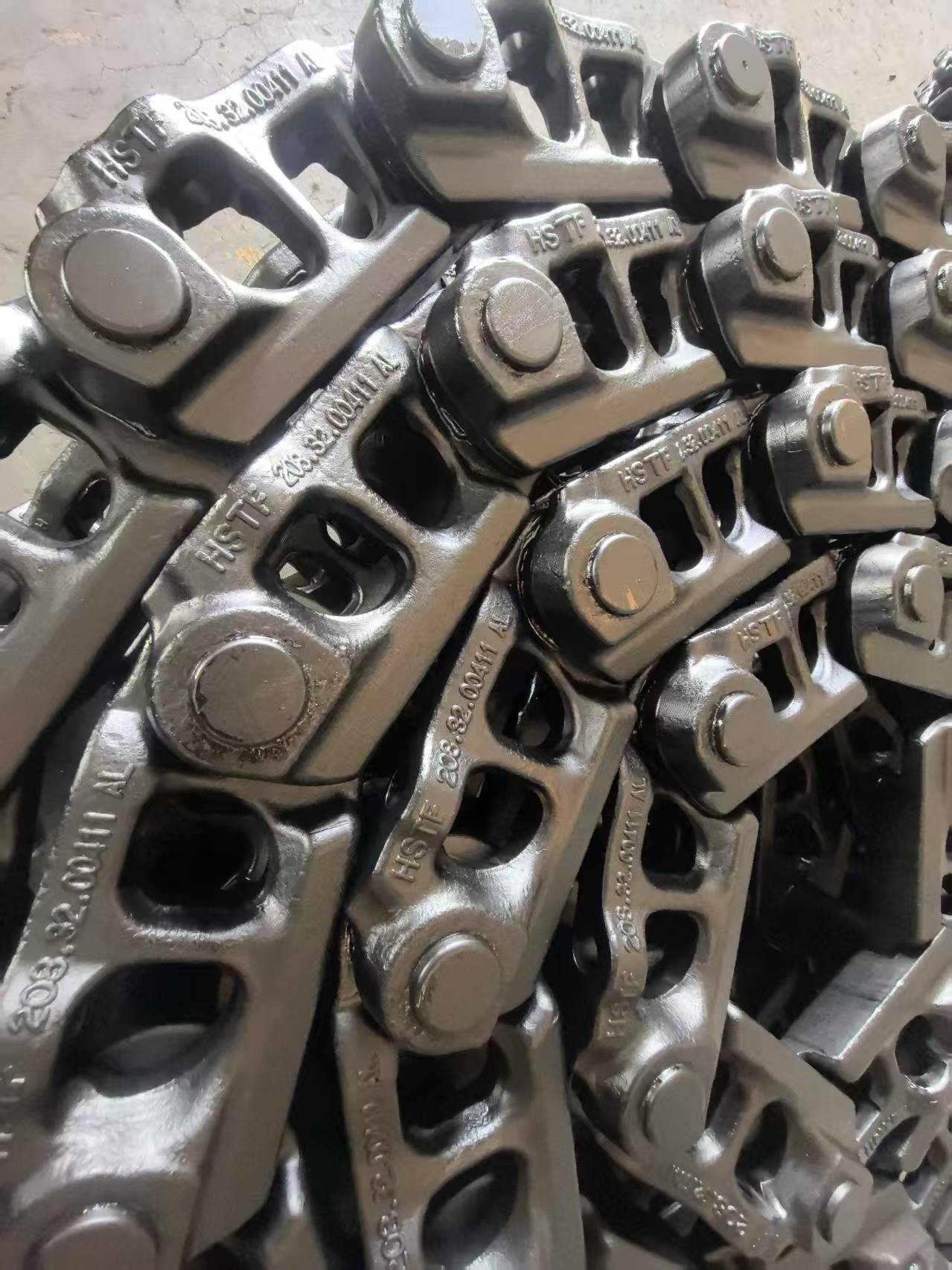 Excavator Track Chain Assembly Heavy Equipment Undercarriage Link Track For Komatsu CAT Hitachi Doosan Wear-Resistant Spare Parts Export