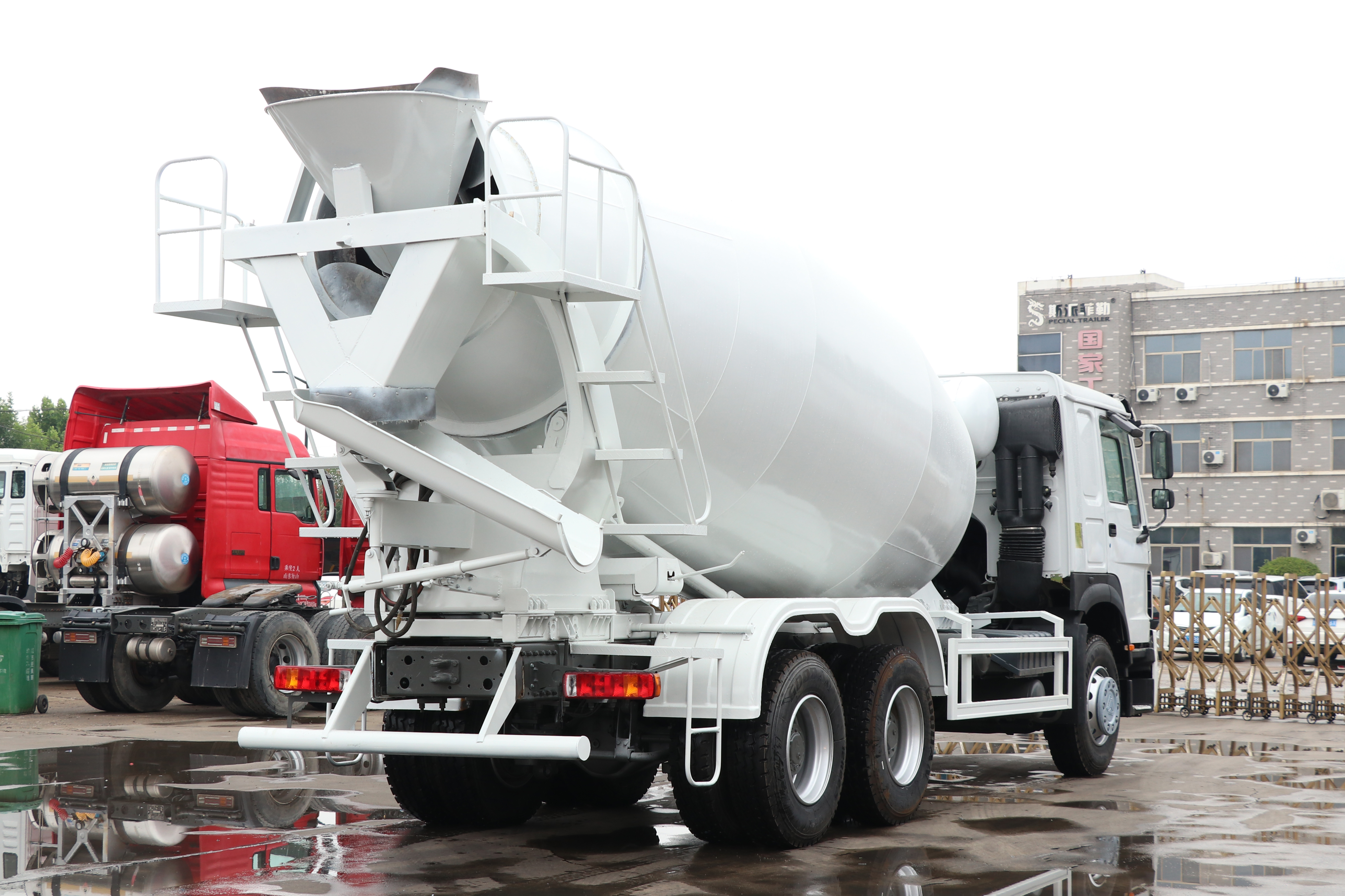 Used Remanufactured SINOTRUK HOWO 6X4 Concrete Mixer Truck Cement Mix Tanker For Overseas Construction Export In Stock