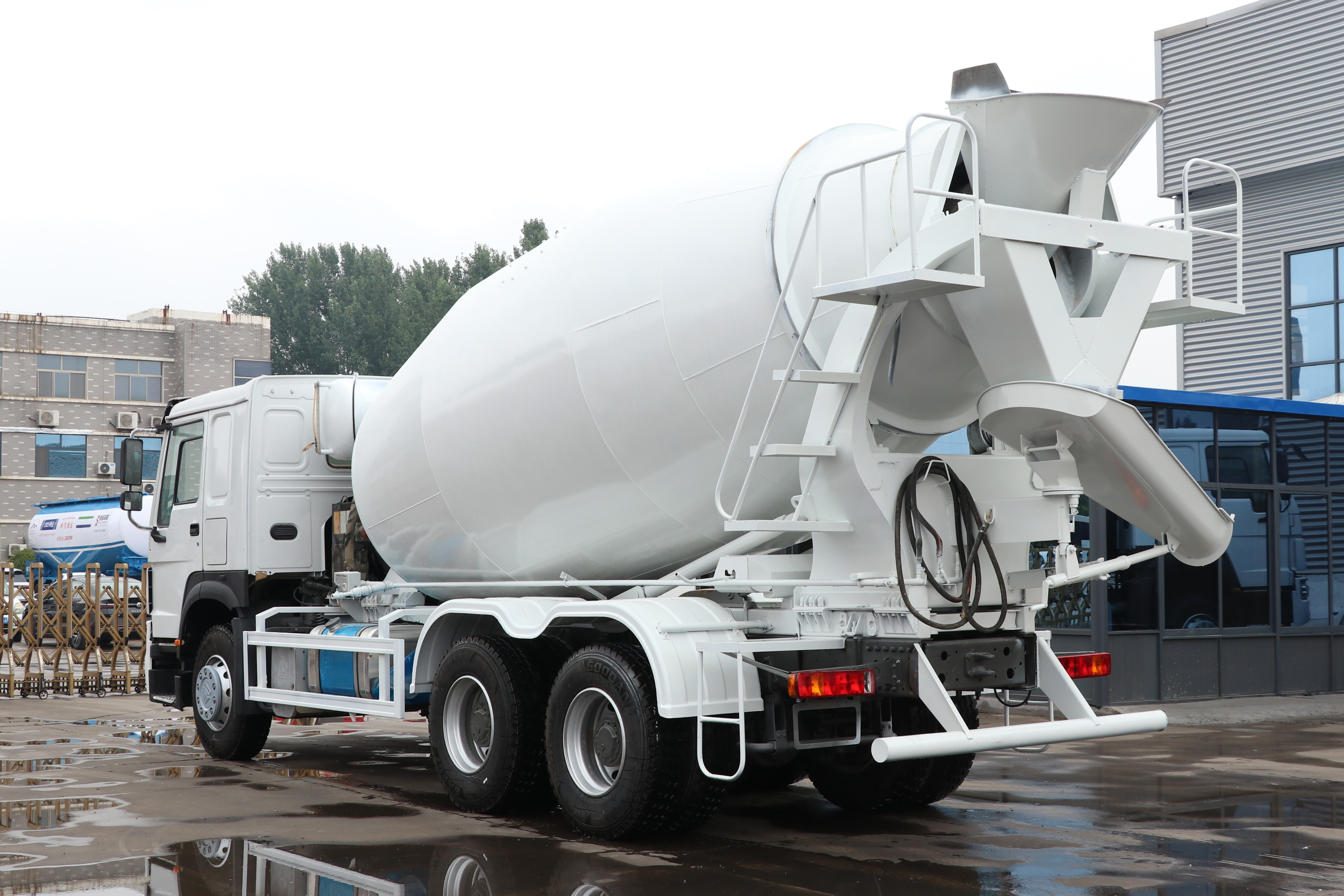 Used Remanufactured SINOTRUK HOWO 6X4 Concrete Mixer Truck Cement Mix Tanker For Overseas Construction Export In Stock
