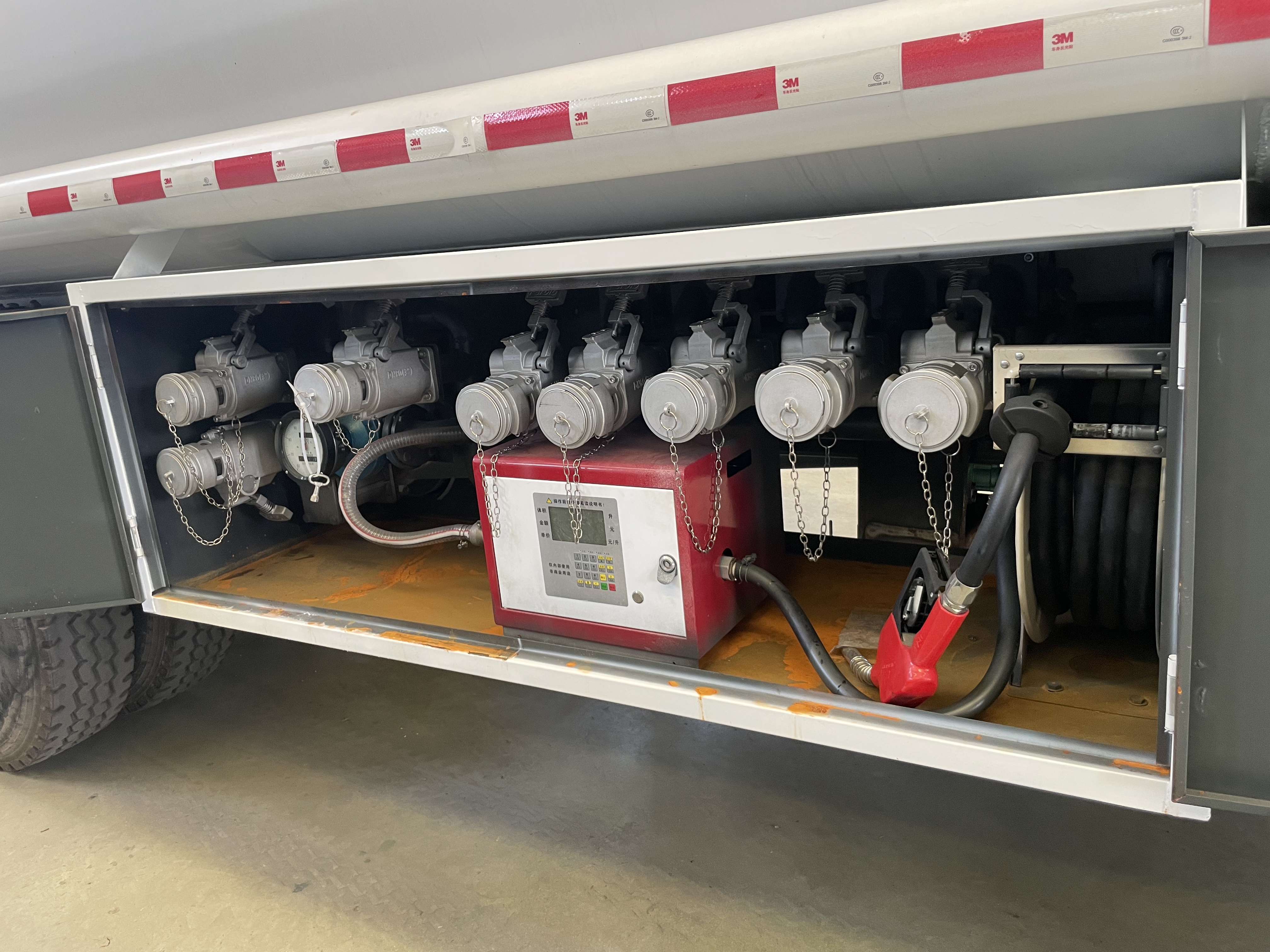 Used Remanufactured SINOTRUK HOWO 6X4 Oil Tank Truck Fuel Delivery Tanker For Cross-Border Export In Stock