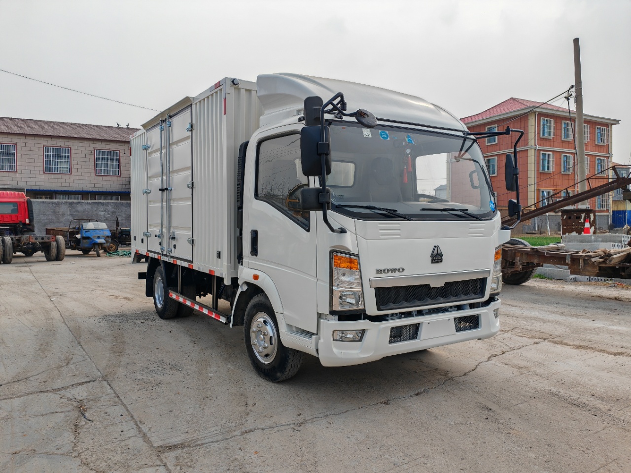Used Sinotruk Howo 4.2m Box Cargo Truck Euro III 130HP Enclosed Van For Express Supermarket Logistics Export