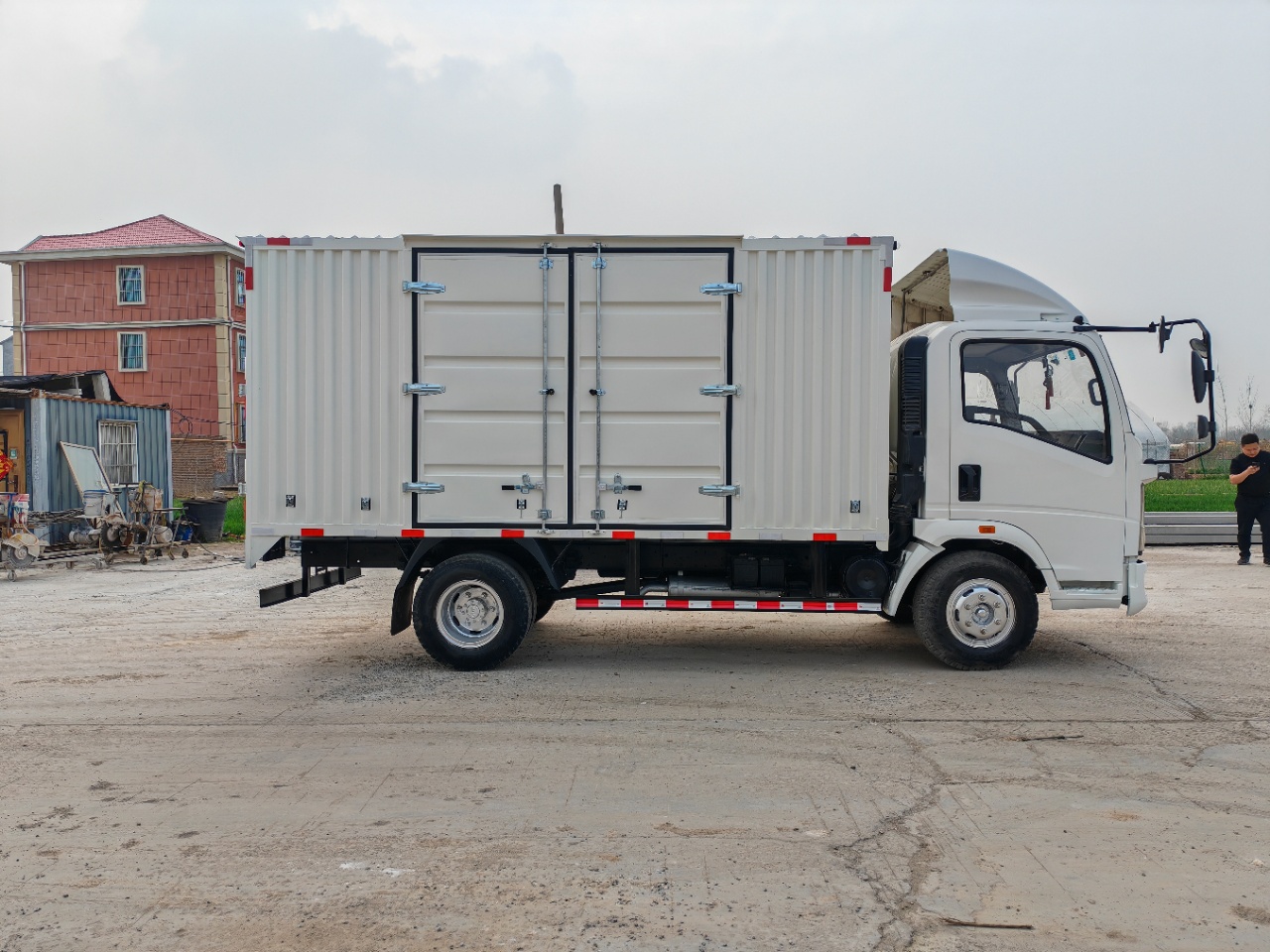 Used Sinotruk Howo 4.2m Box Cargo Truck Euro III 130HP Enclosed Van For Express Supermarket Logistics Export